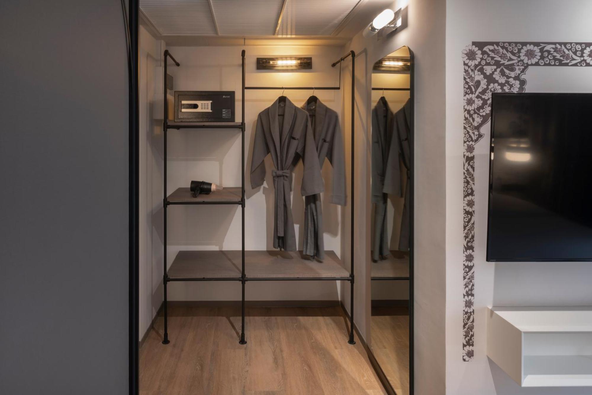 Superior King Room,1669912729:JPEG