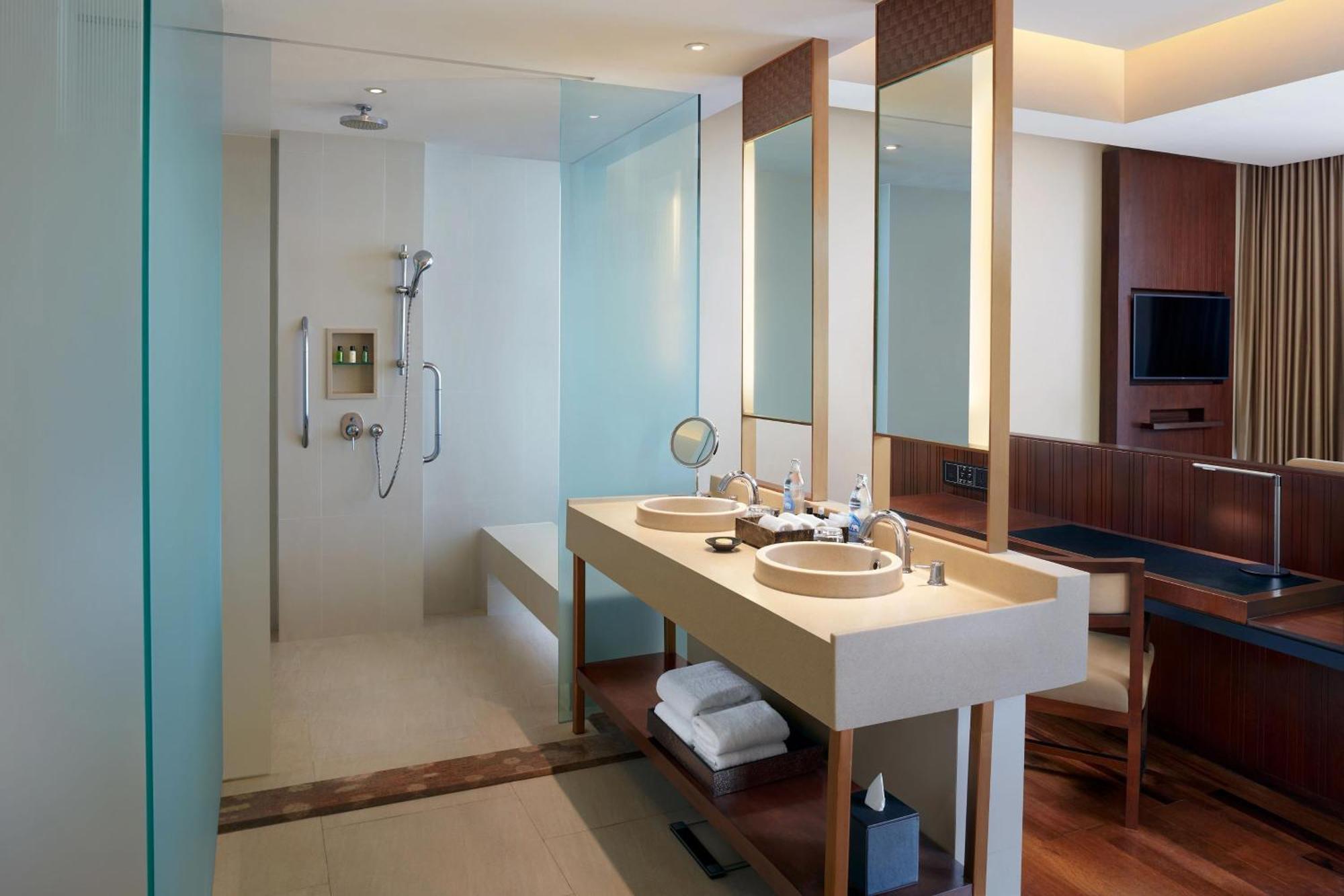 Ocean Pool 1 Bedroom Suite 1 King Sofa bed