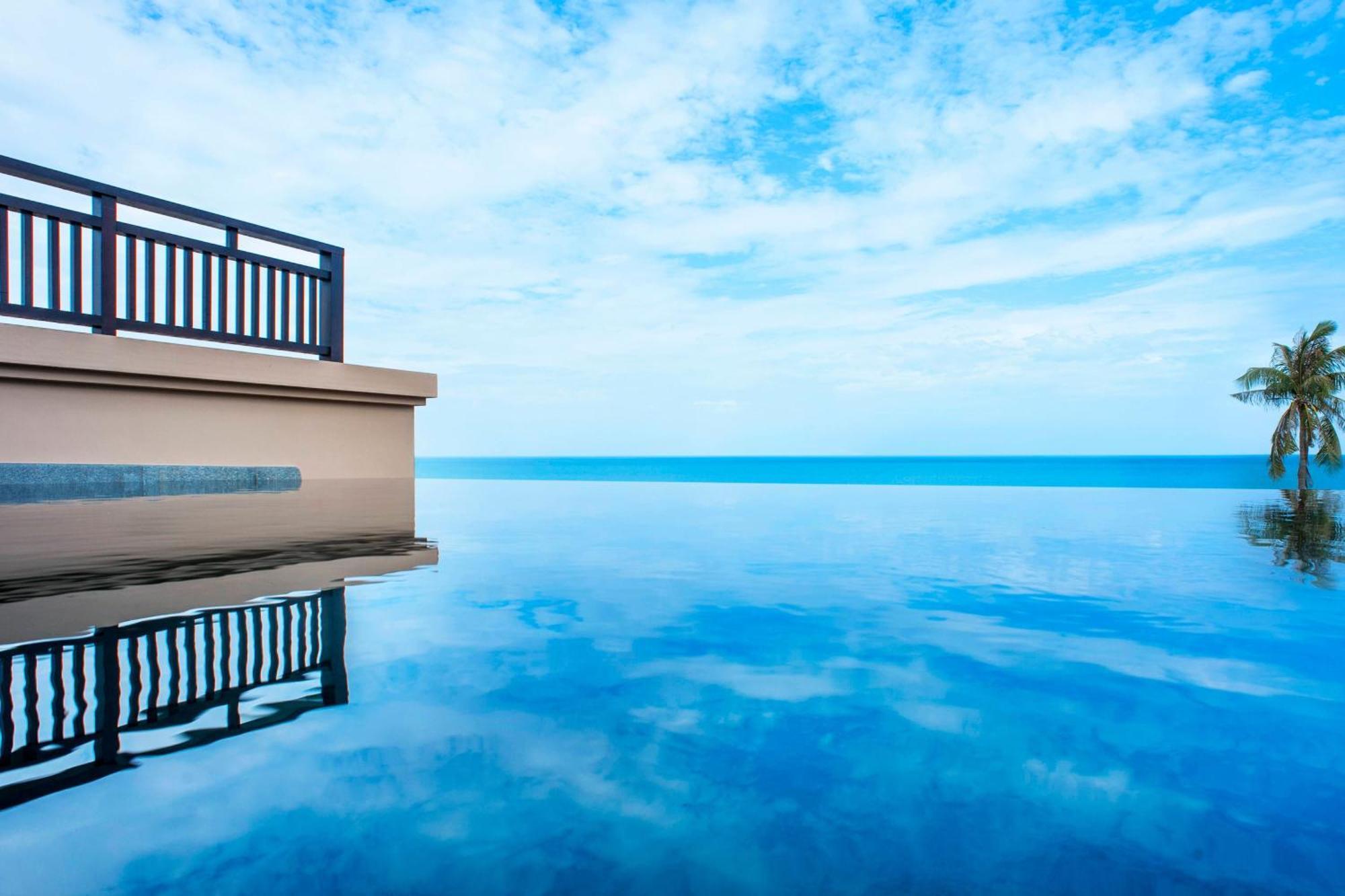Grand Pool Suite Suite 1 King Sofa bed Ocean view