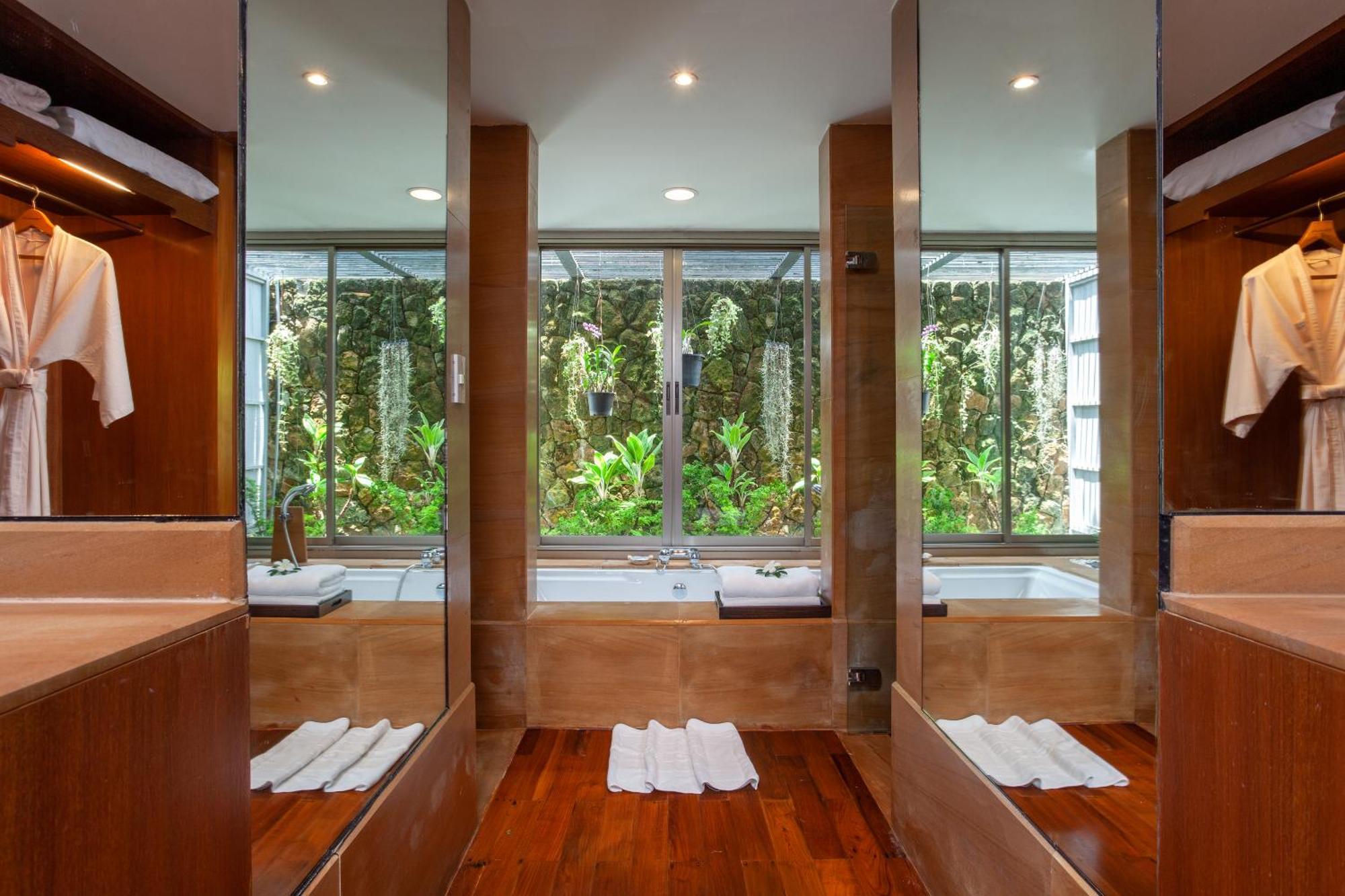 Sala Outdoor Hydropool Garden