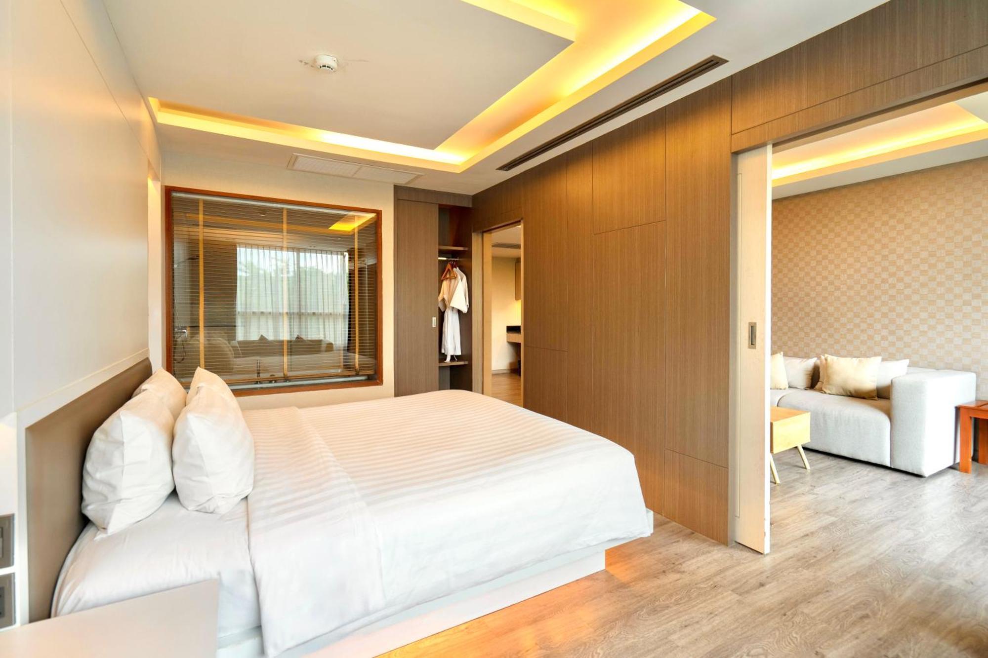Suite Jacuzzi Pool View