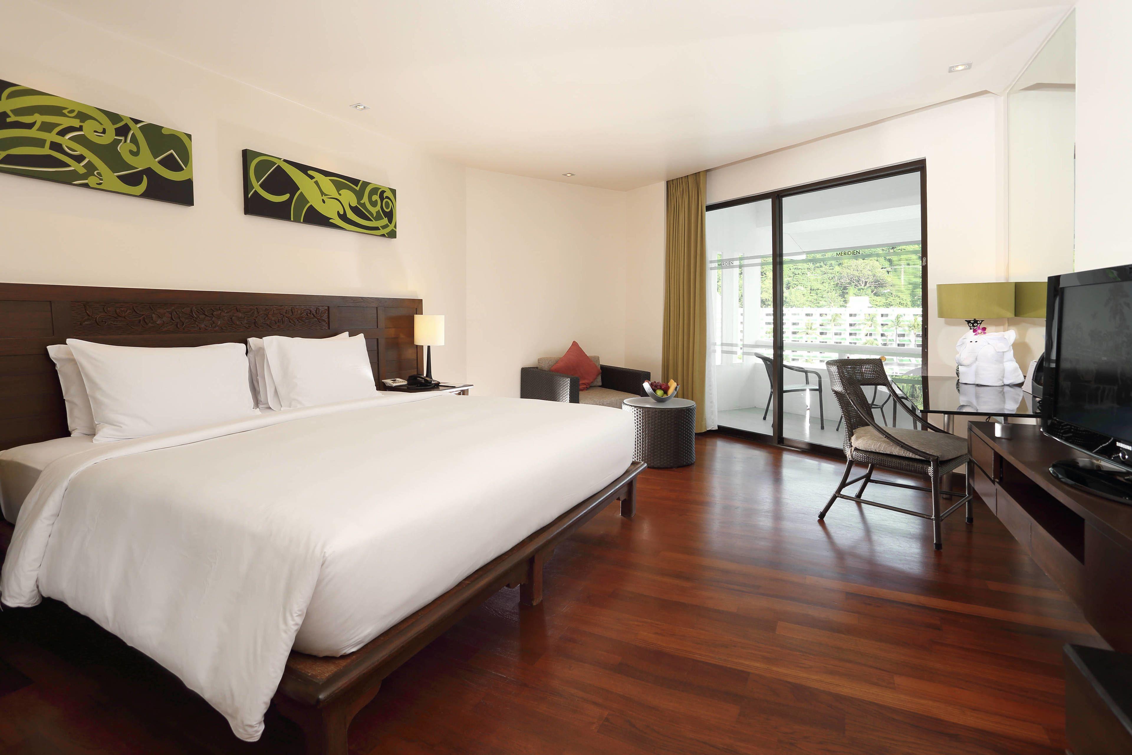 Deluxe Pool View Guest room 1 King Balcony