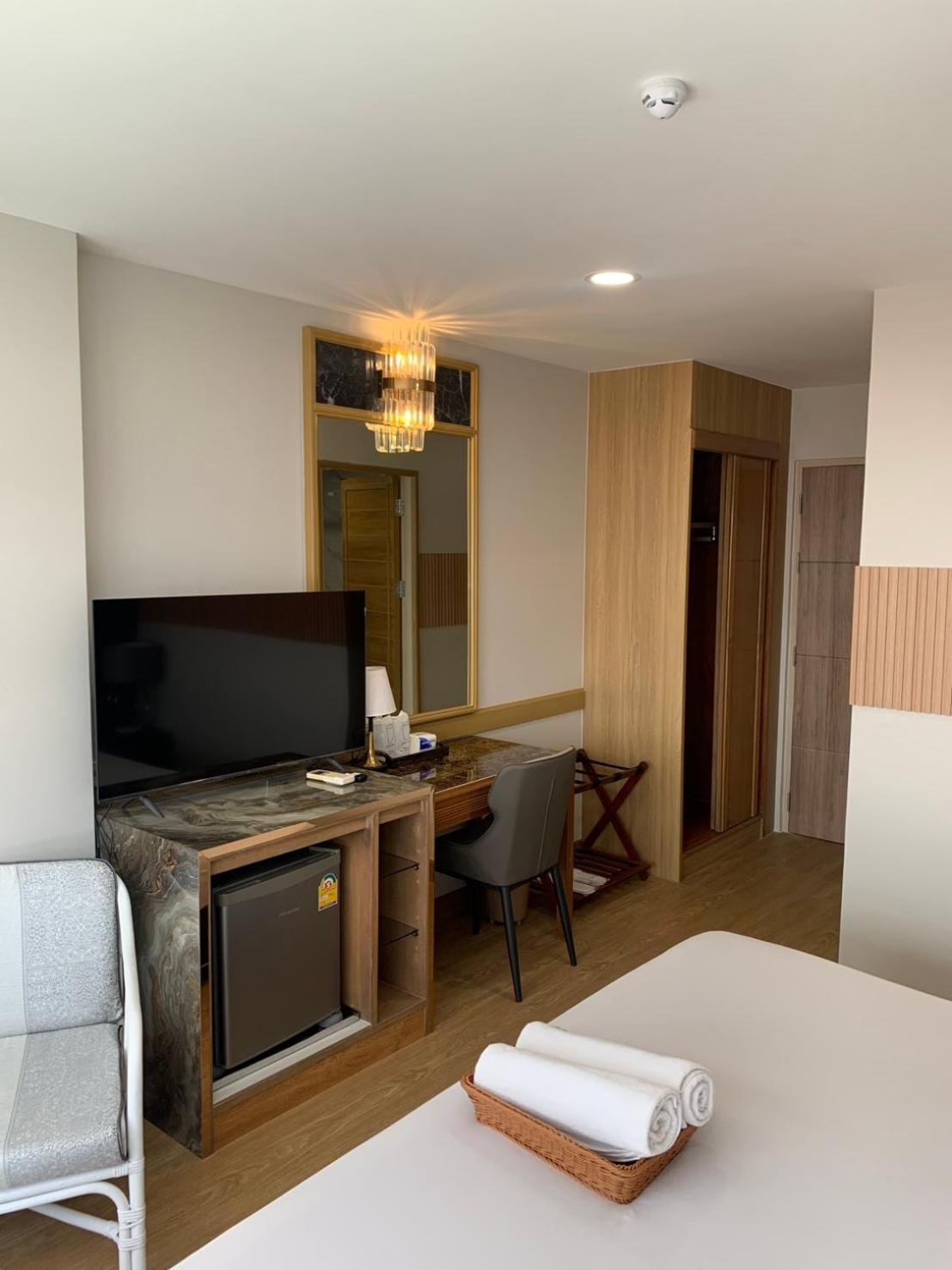 Deluxe Double Room,1743388002:JPEG