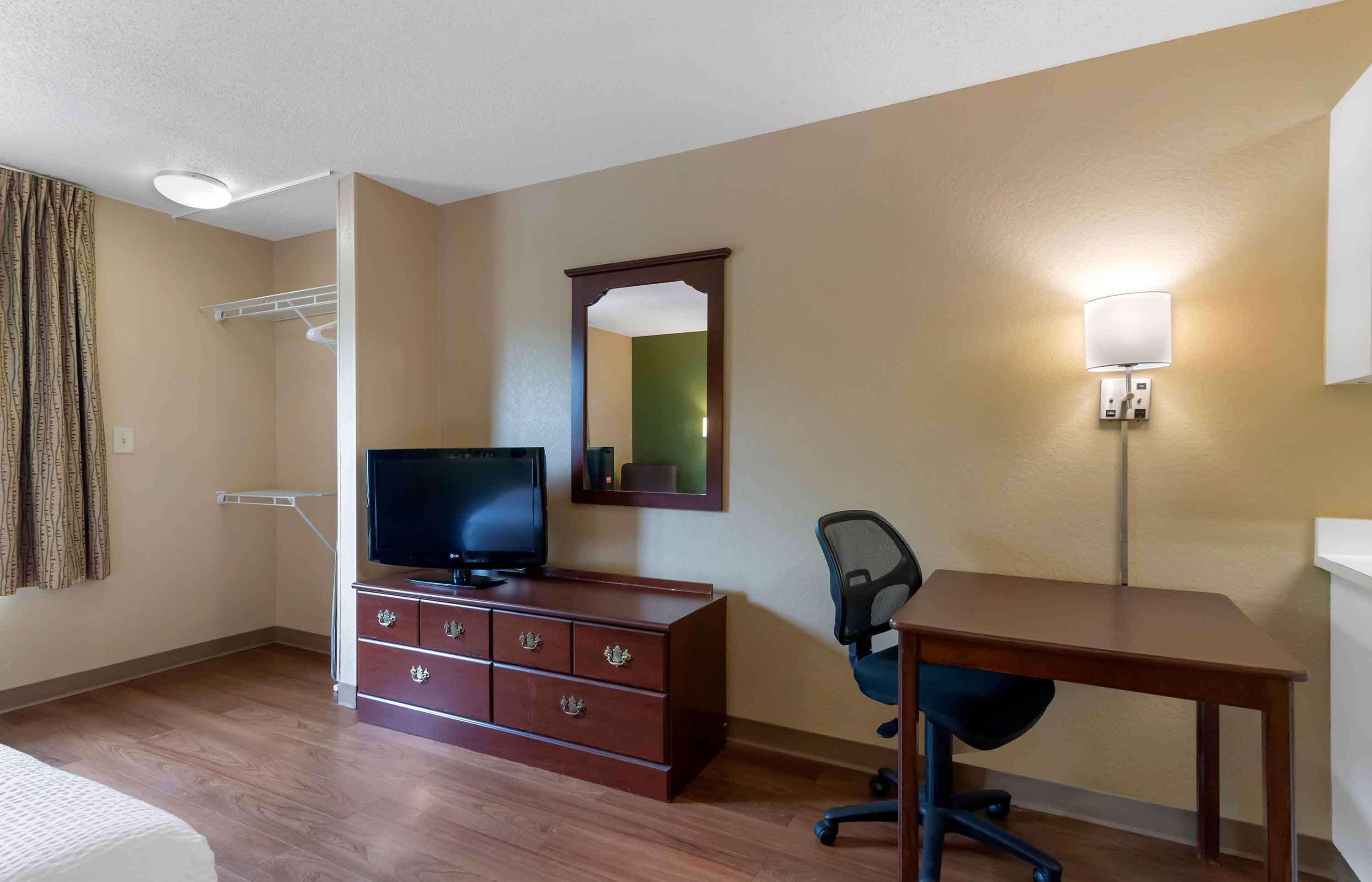 Deluxe Double or Twin Room Pool View