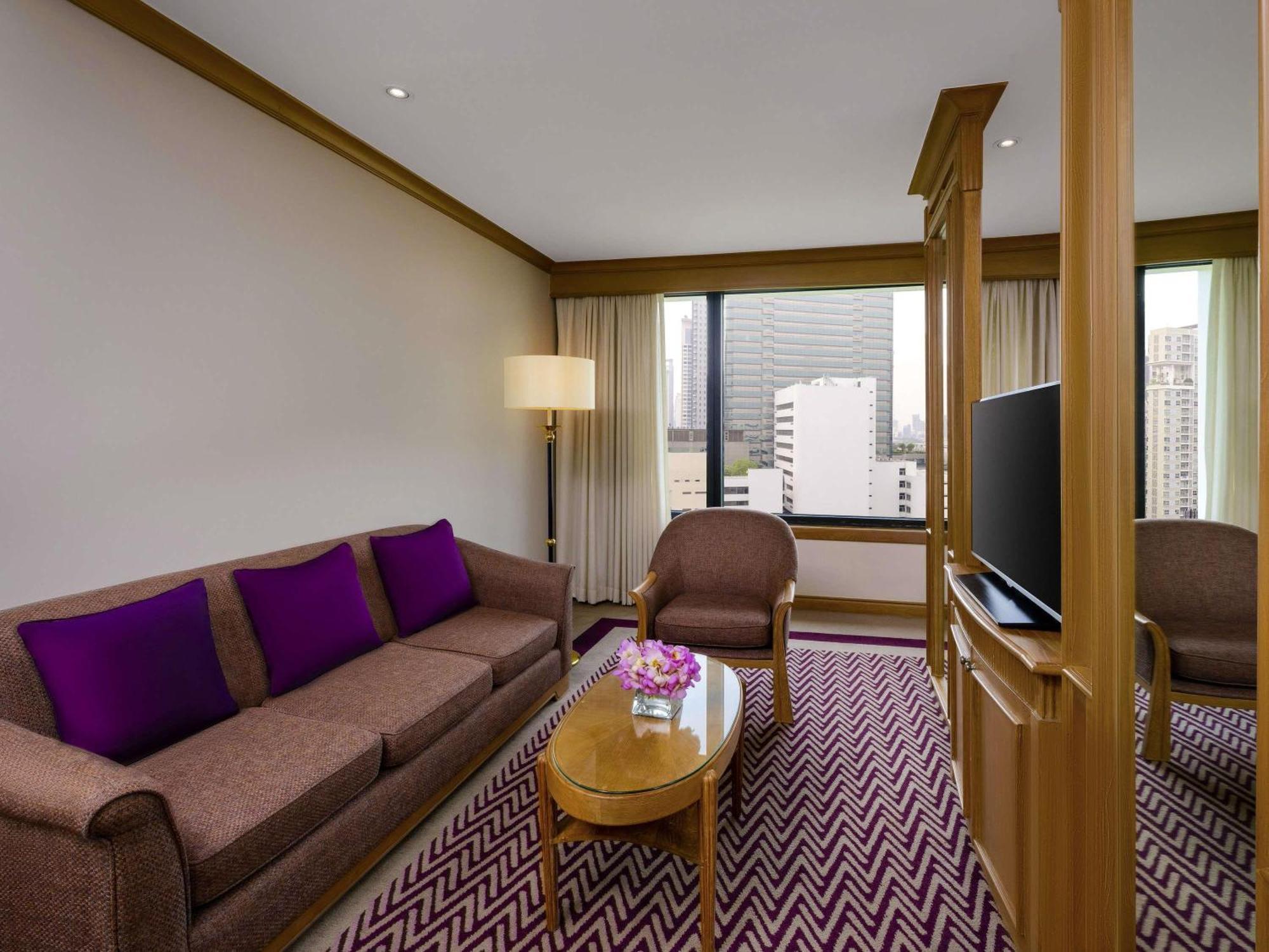 Corner Suite with 1 King Bed, Executive Lounge Access - 20% off on Food & Beverages