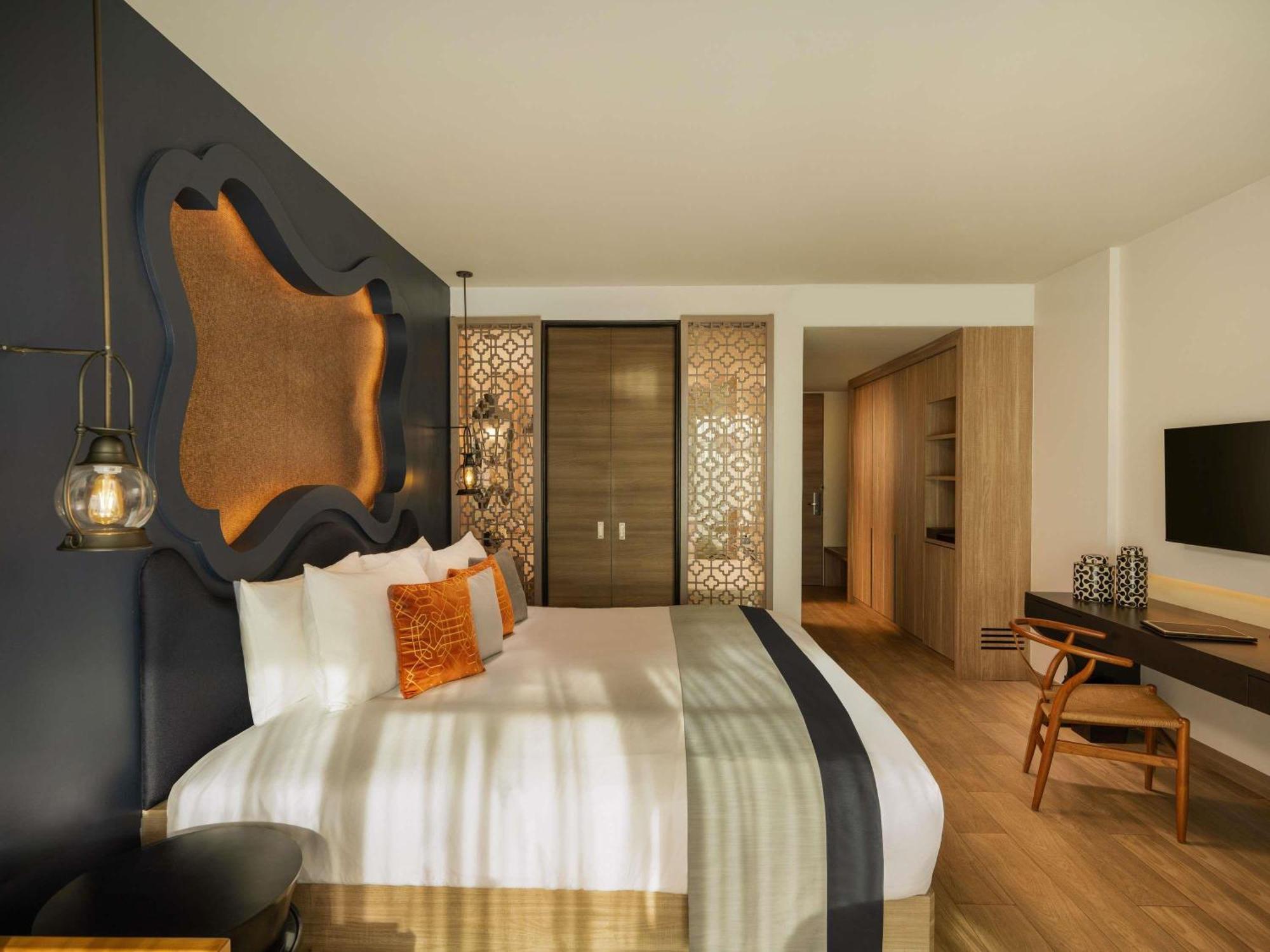 Deluxe Room 1 King bed – Pool View