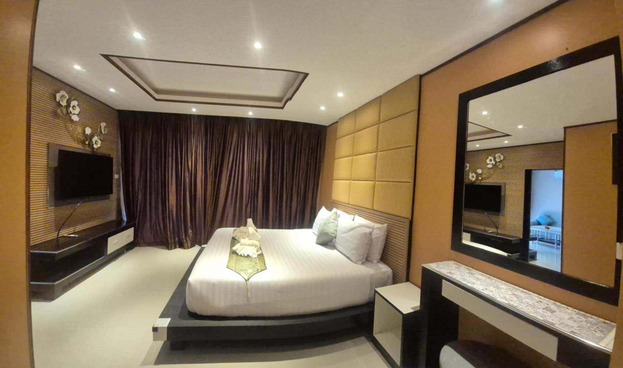 Queen Suite Pool View
