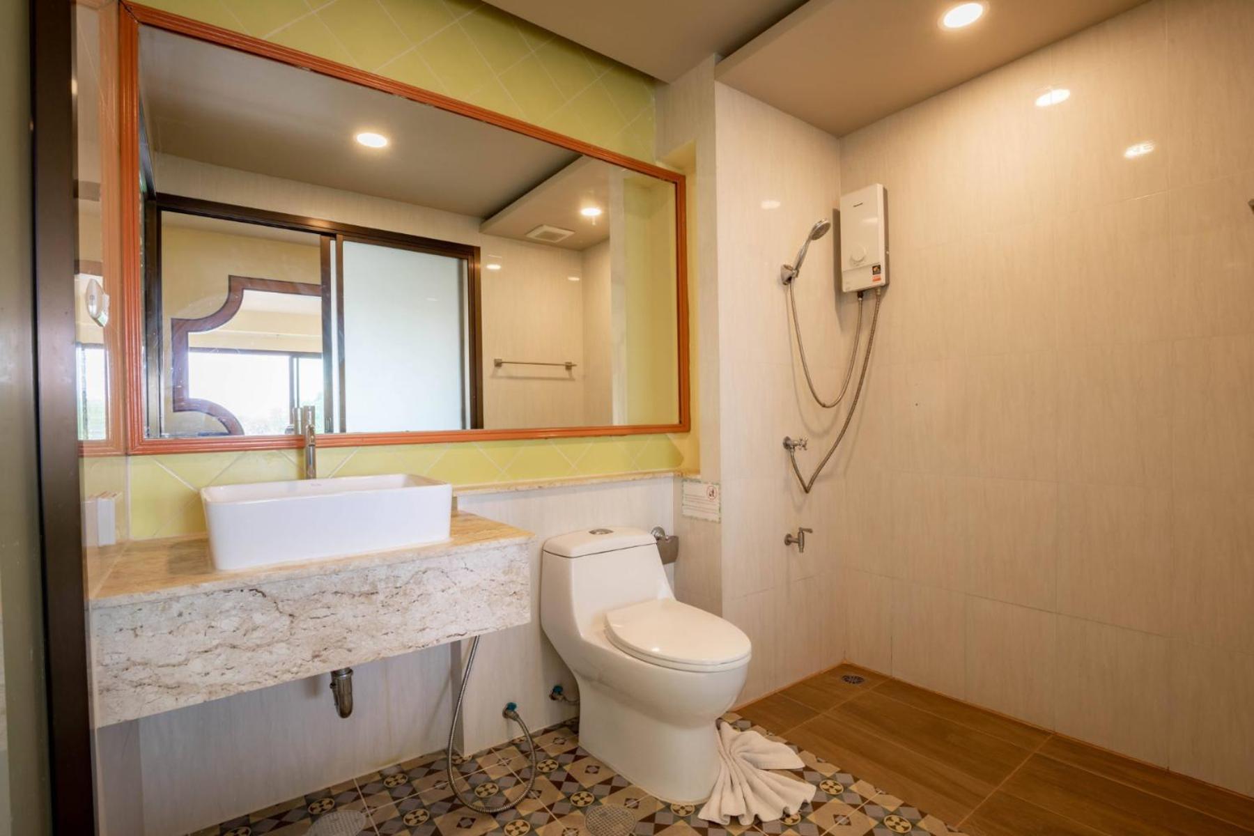 Signature Pineapple | Bus & Private Workspace