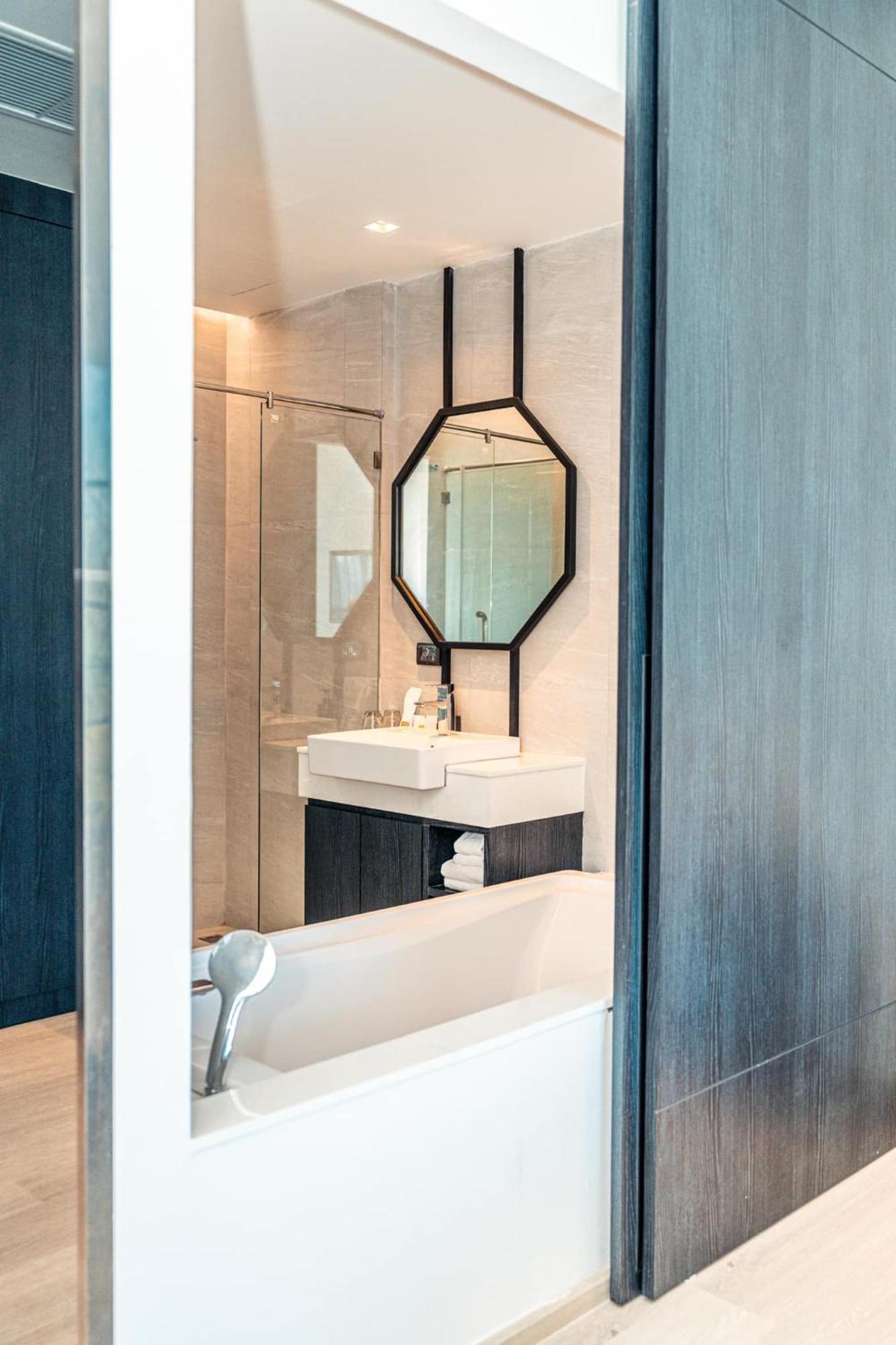 Deluxe Bath Tub