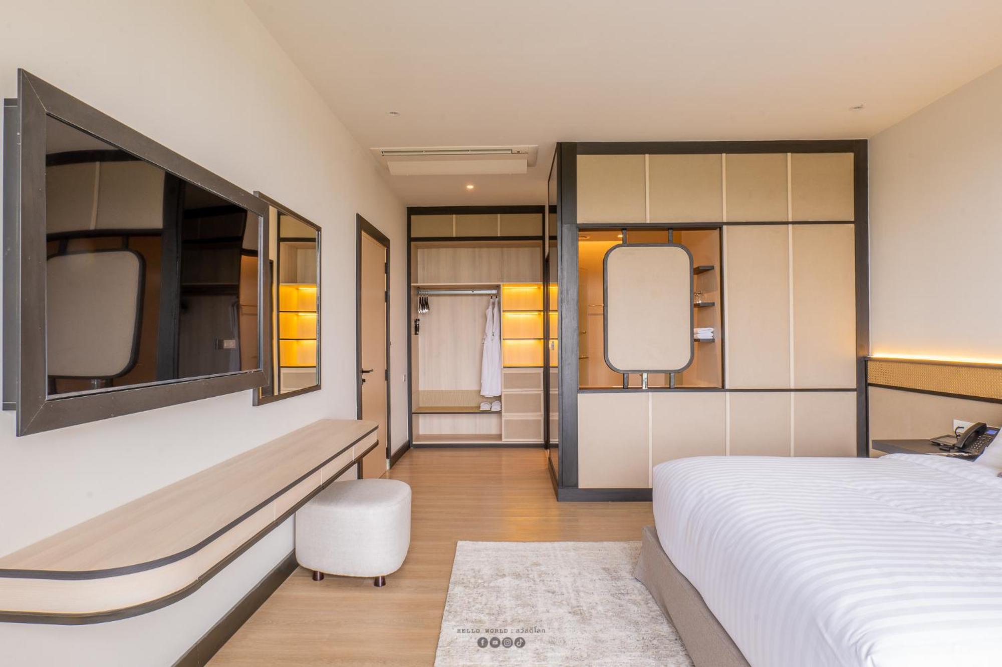 Deluxe Corner King bed