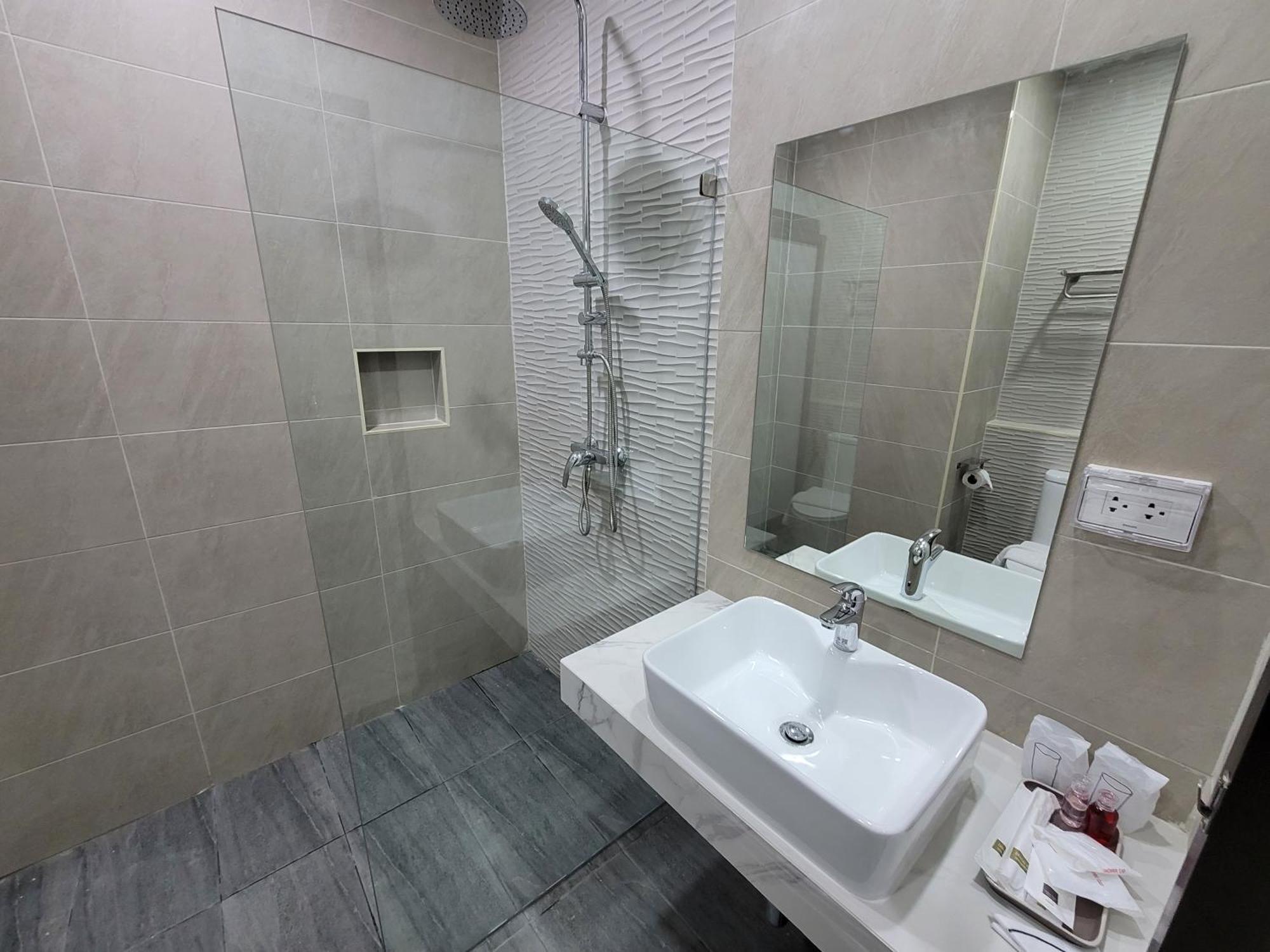 Deluxe Room (2 Adults + 1 Child)