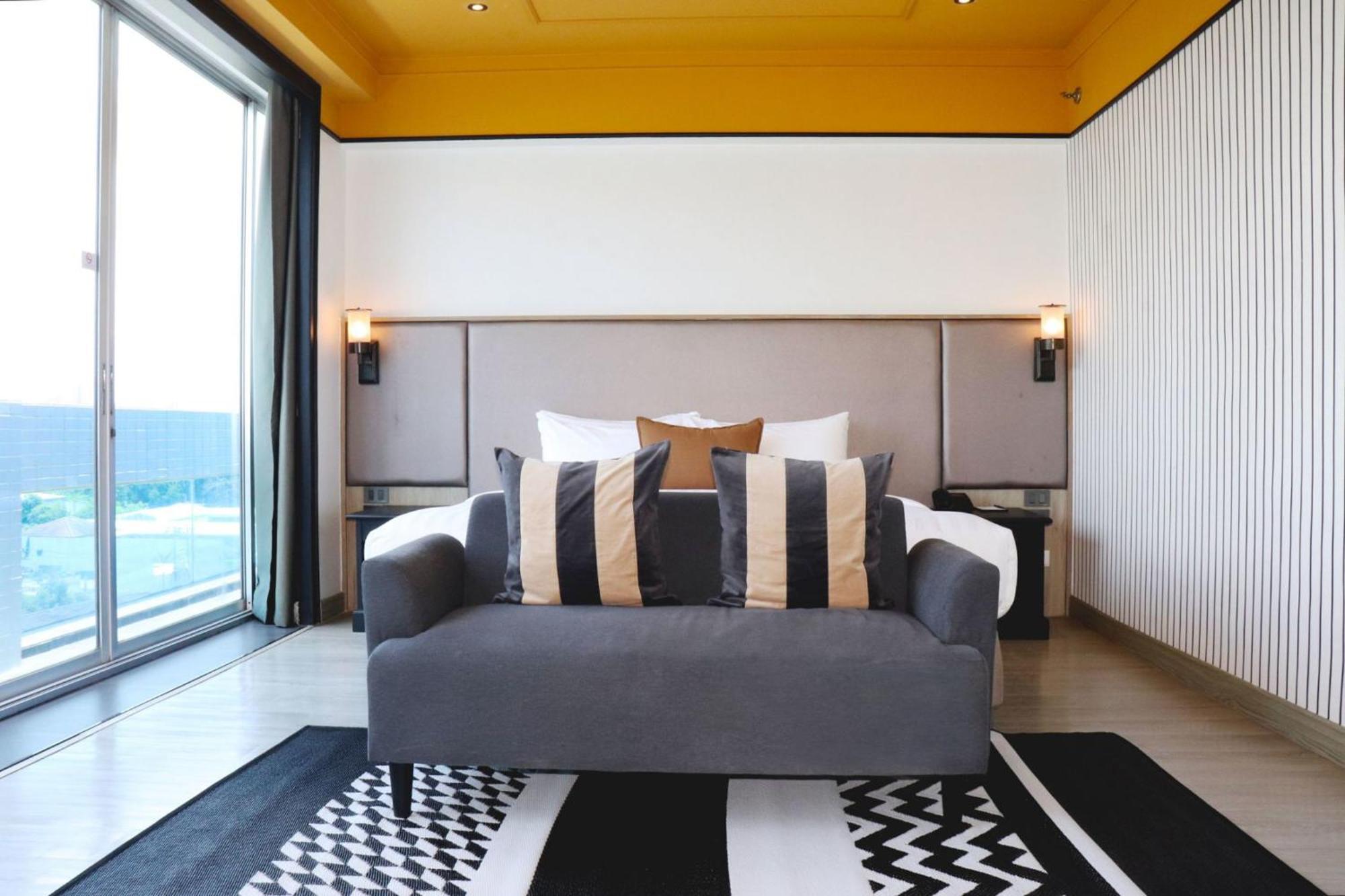 Deluxe Corner Room With Bathtub