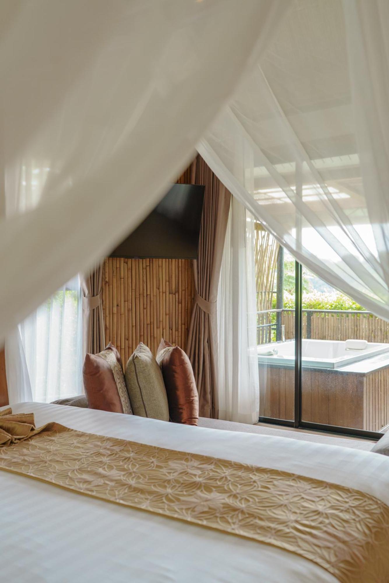 King Suite Spa Bath