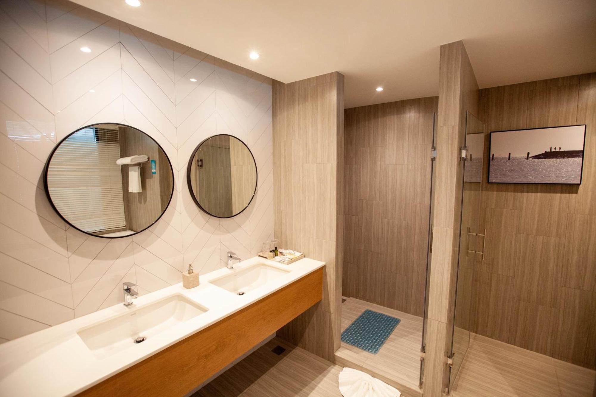 One-Bedroom Suite Sea View