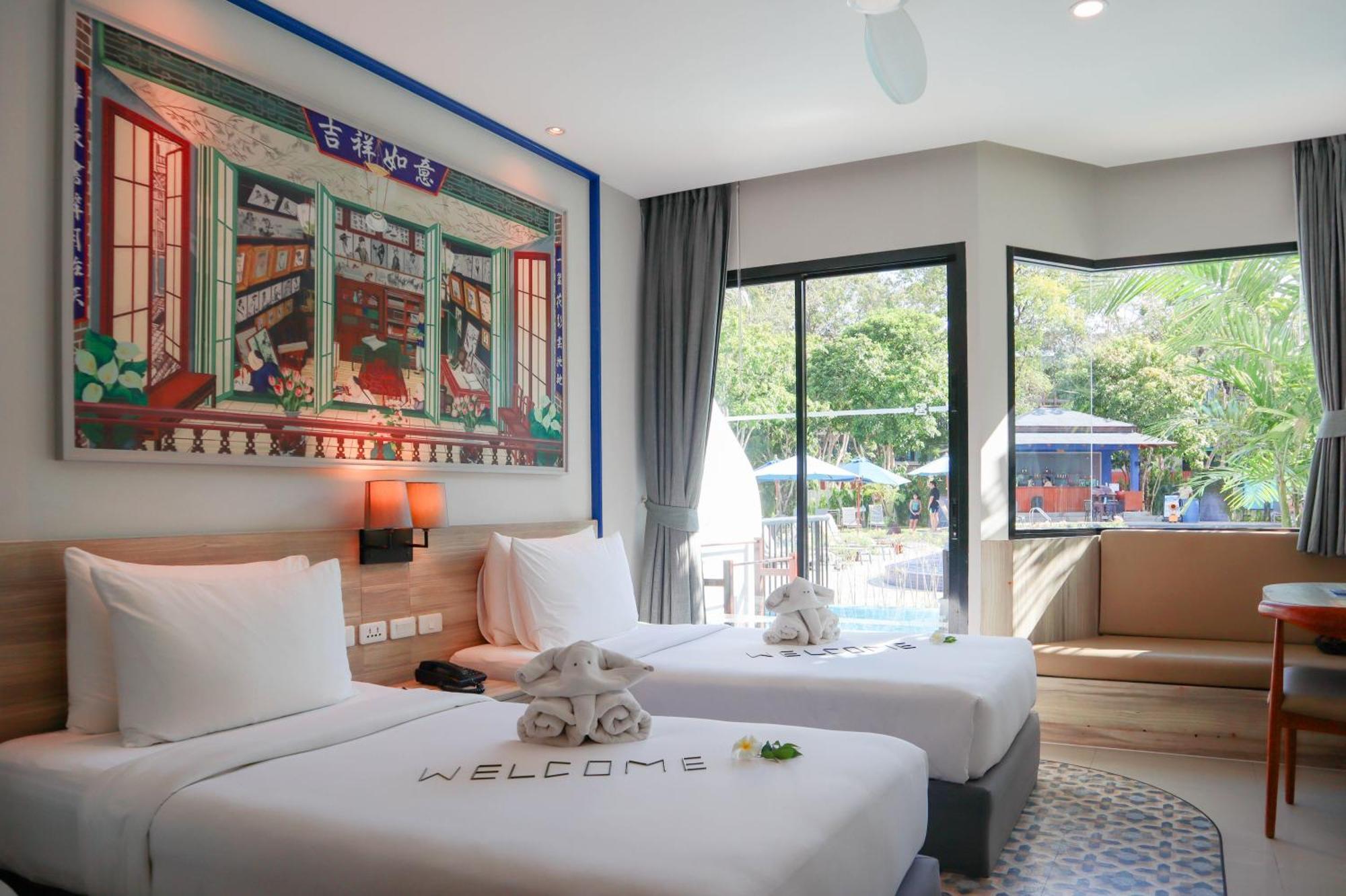 Deluxe Pool Access Room