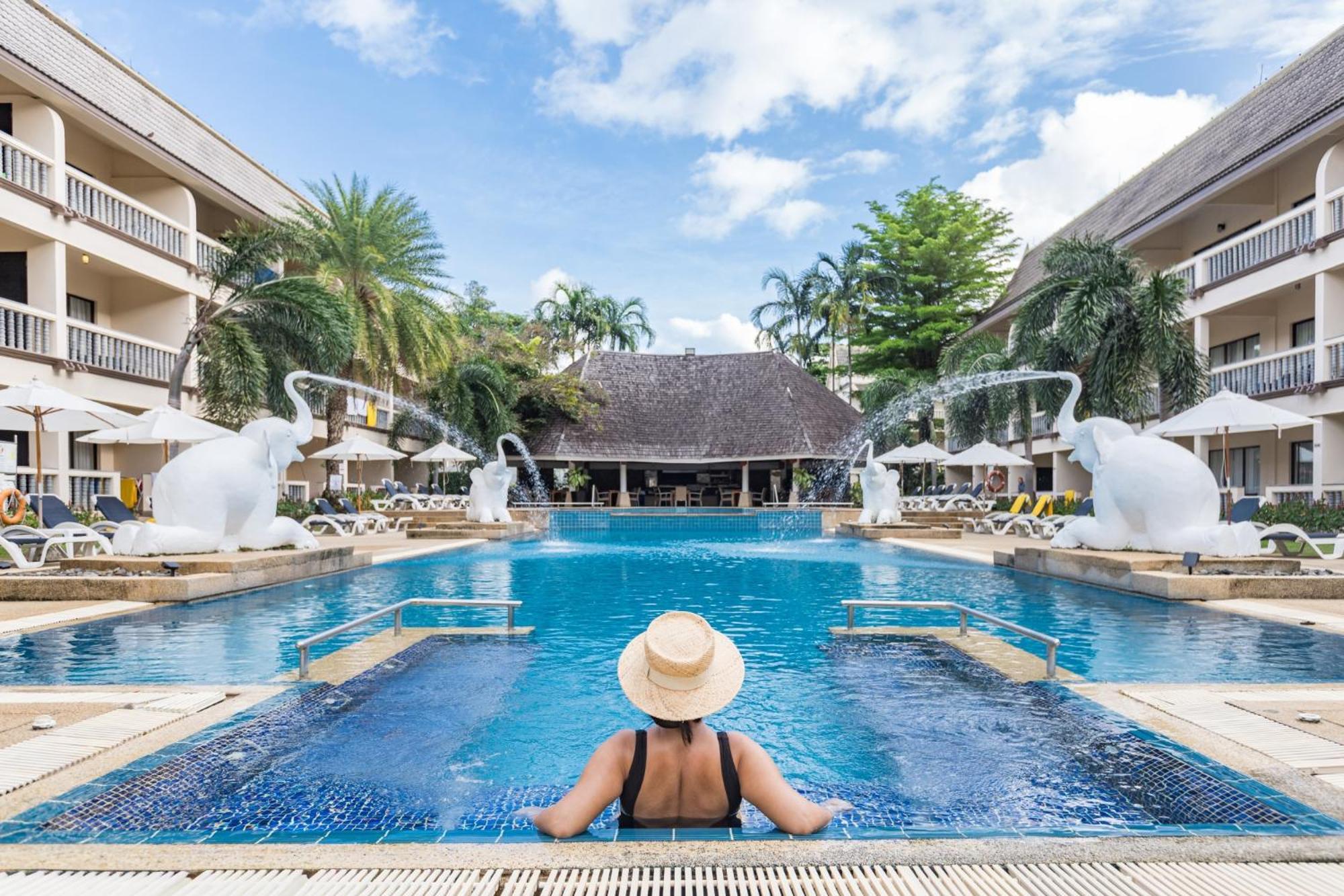 DELUXE POOLSIDE TWIN
