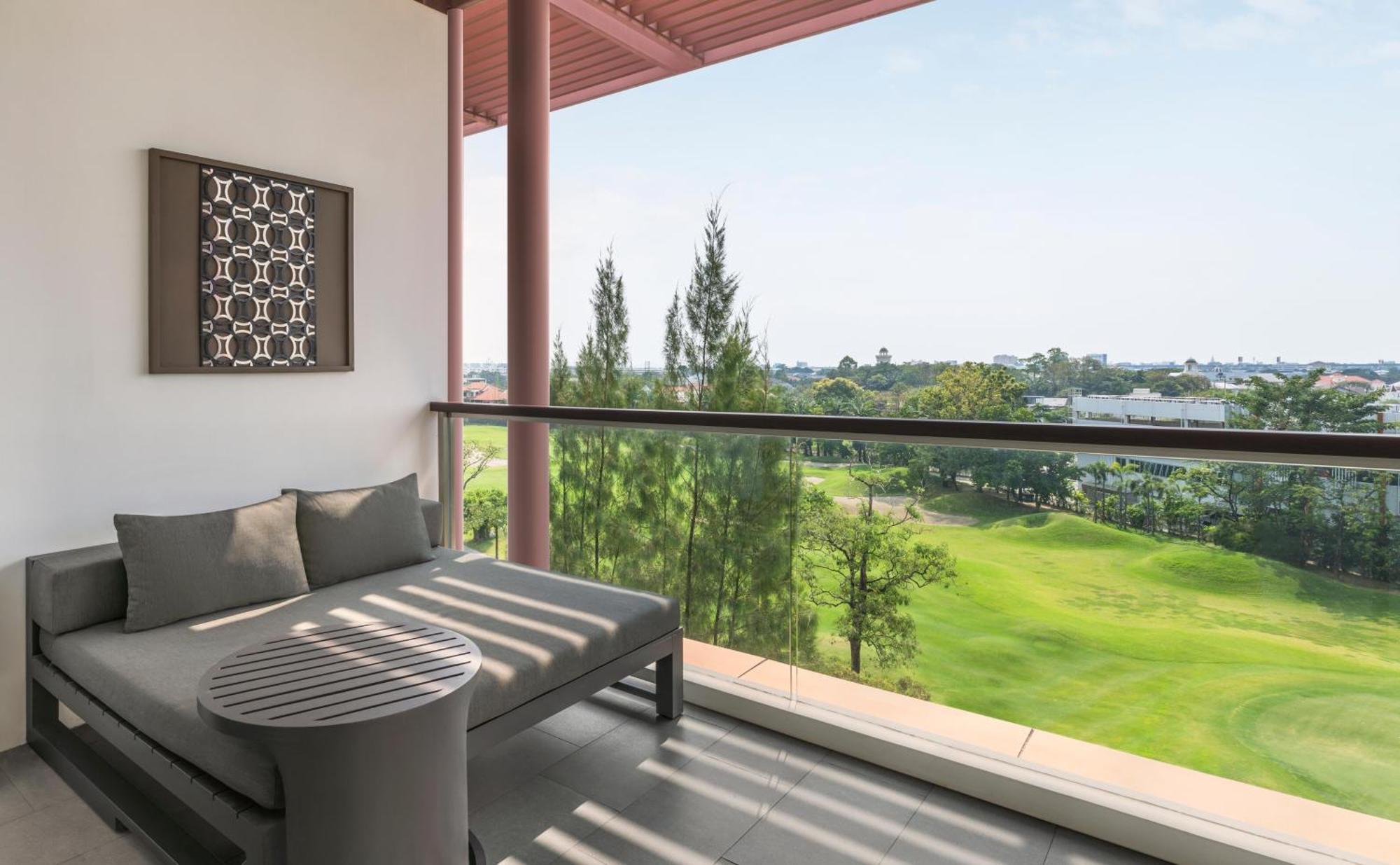 Twin Deluxe Golf View