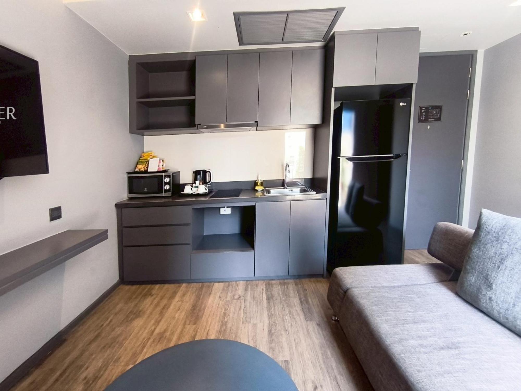 Zimmer mit Kingsize-Bett und Balkon