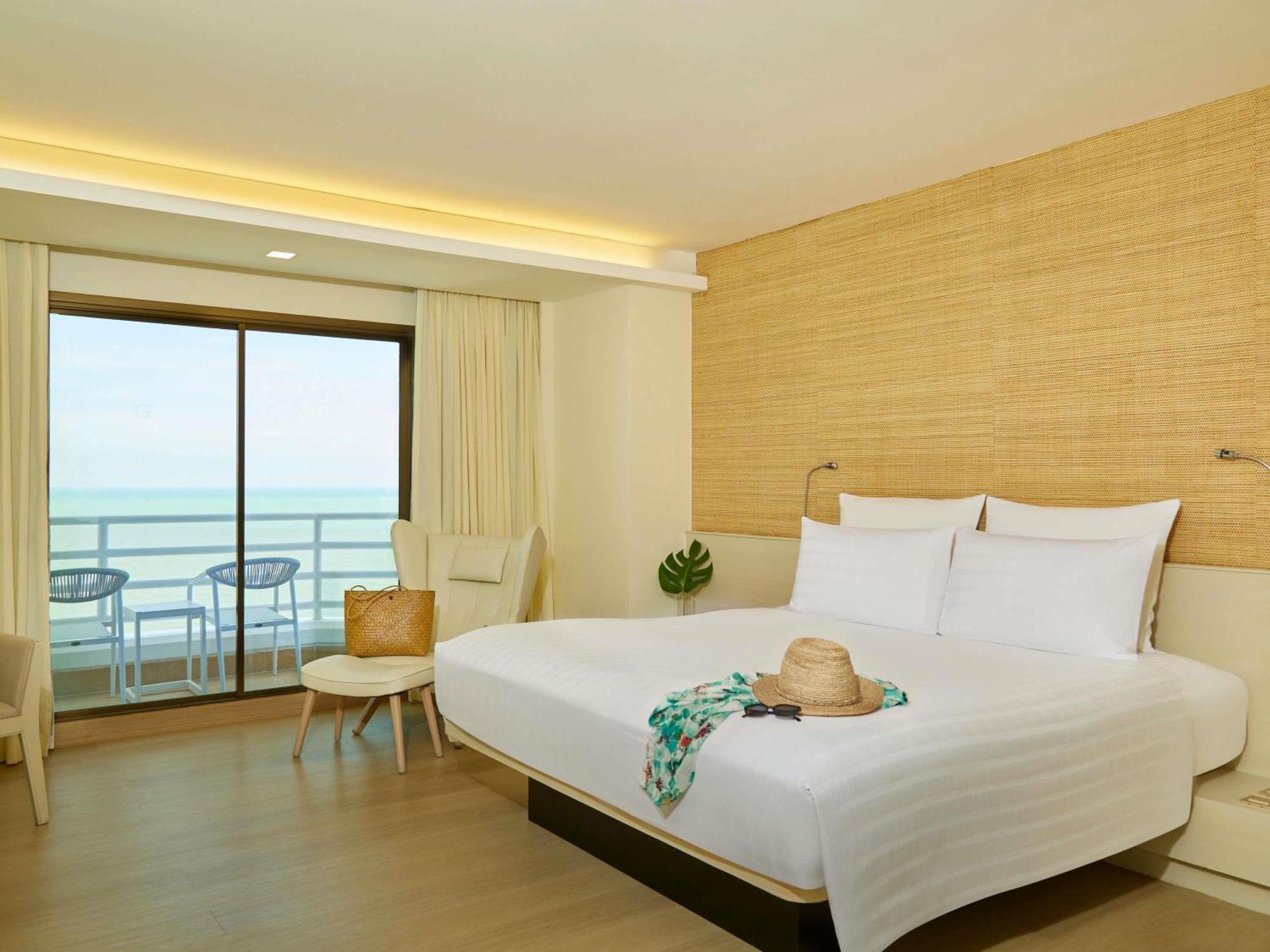 Executive King Room with Lounge Access and Sea View
