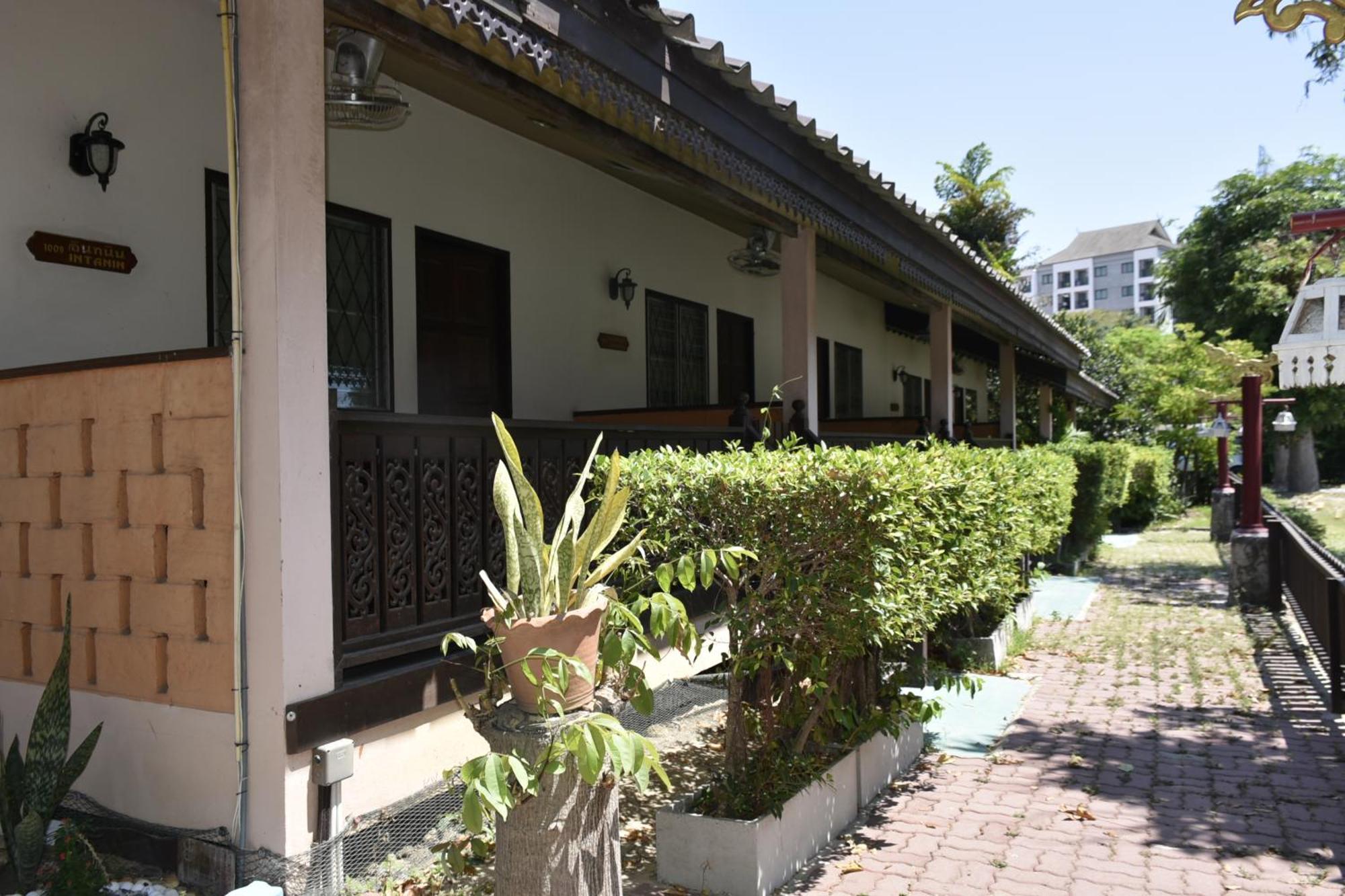 Bungalow Garden View