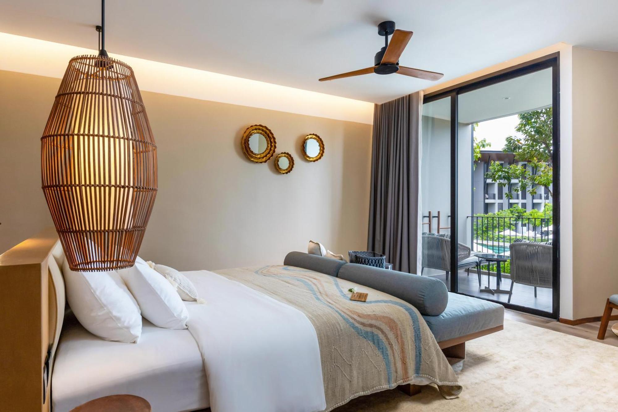 Luxe Plus Kamer met Kingsize Bed en Uitzicht op het Zwembad