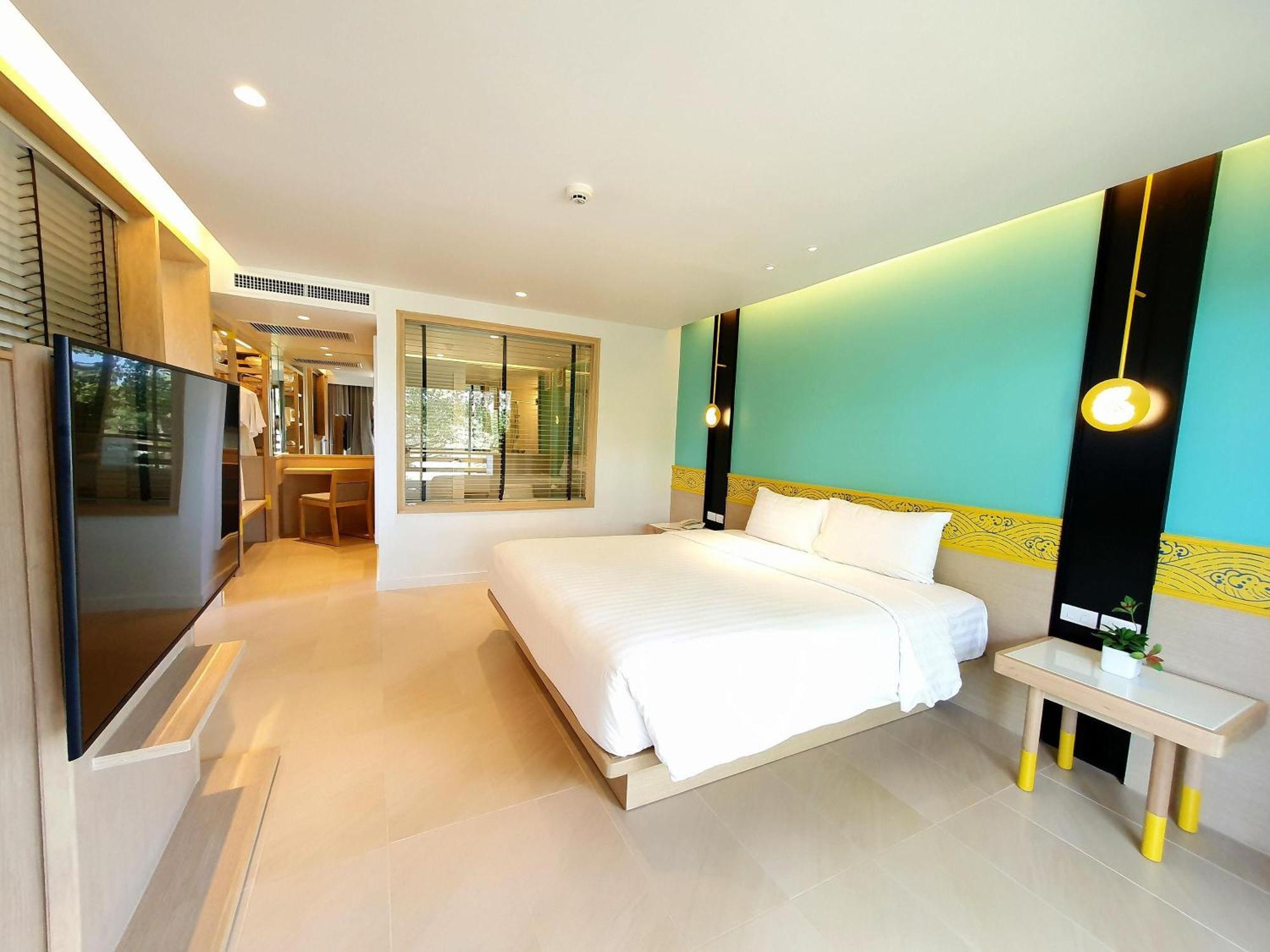 Superior King Suite Living Room Sea View
