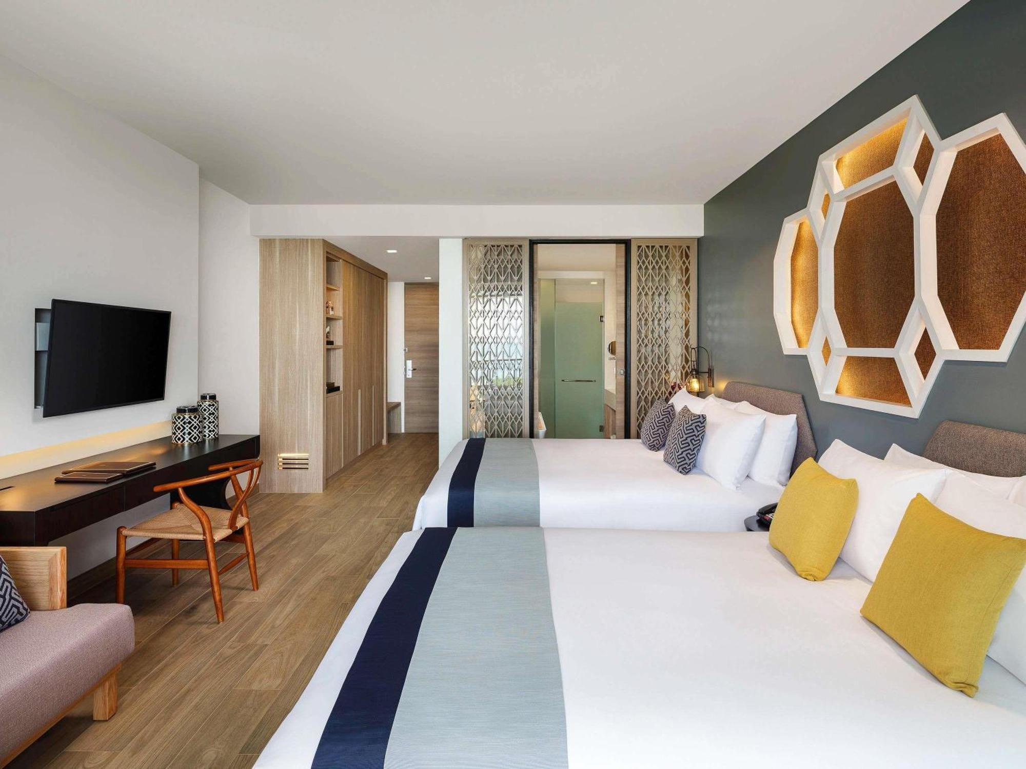 Deluxe Family Room Mountain View 1 King Bed 1 Queen Bed Balcony