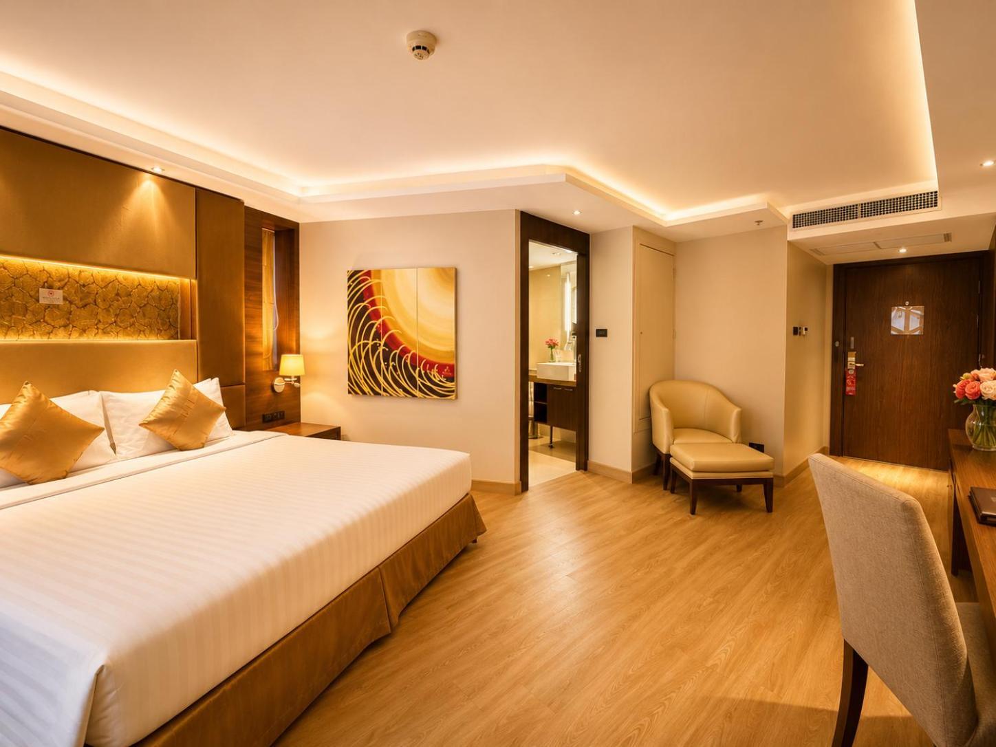 Deluxe Corner King Room