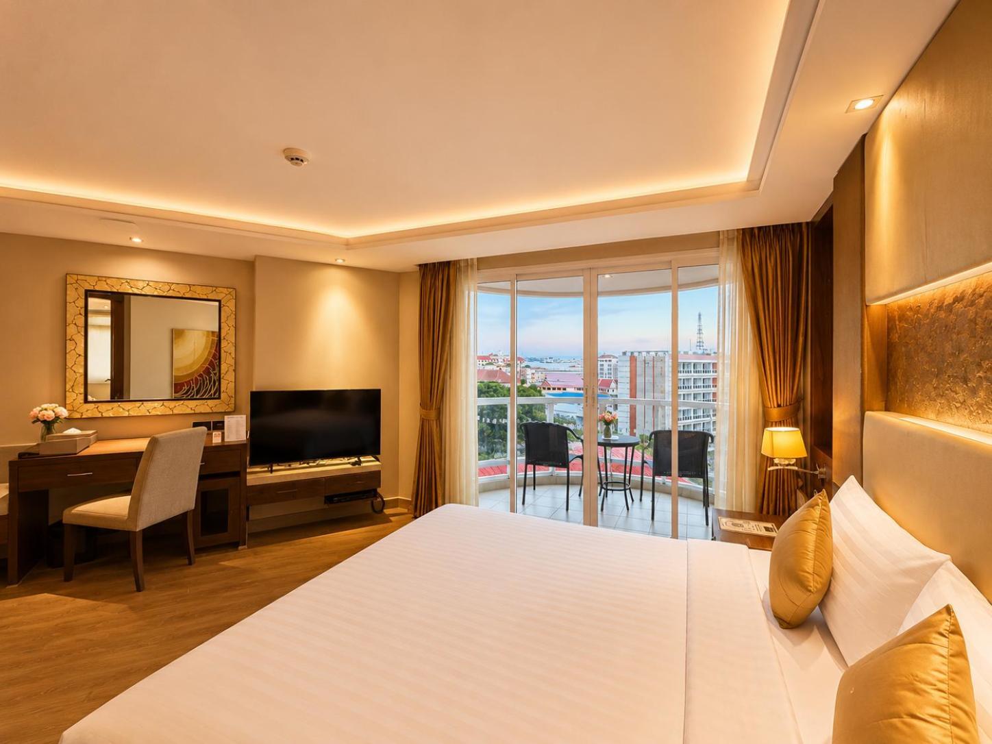 Deluxe Corner King Room
