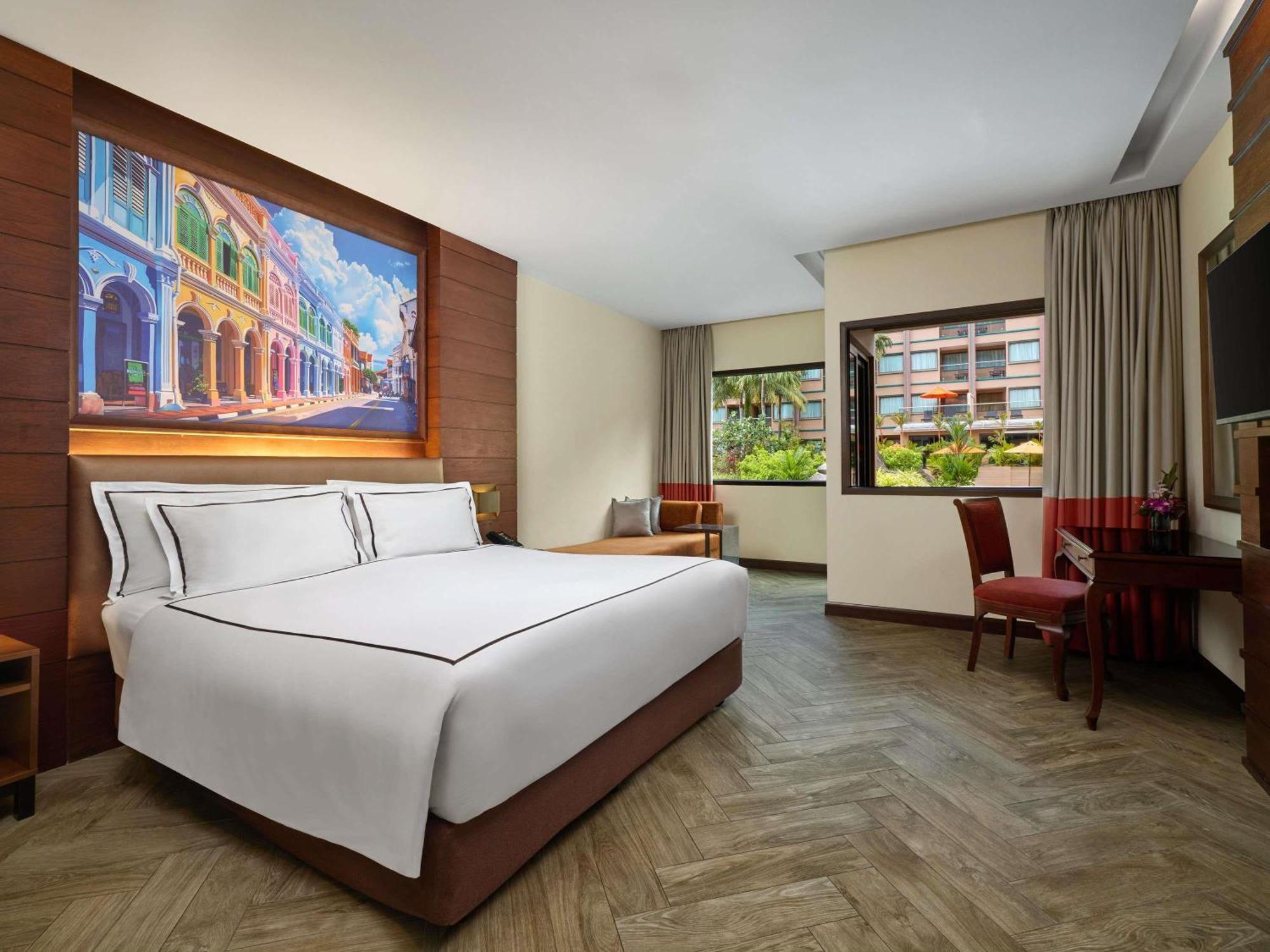 Deluxe King Room Pool Access
