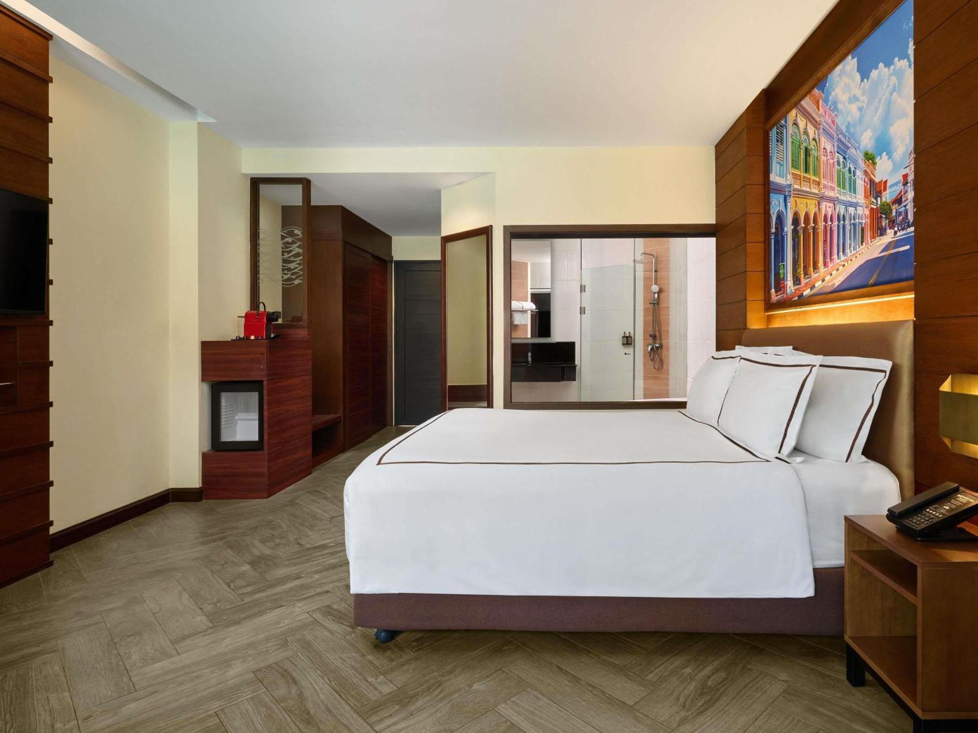 Deluxe King Room Pool Access