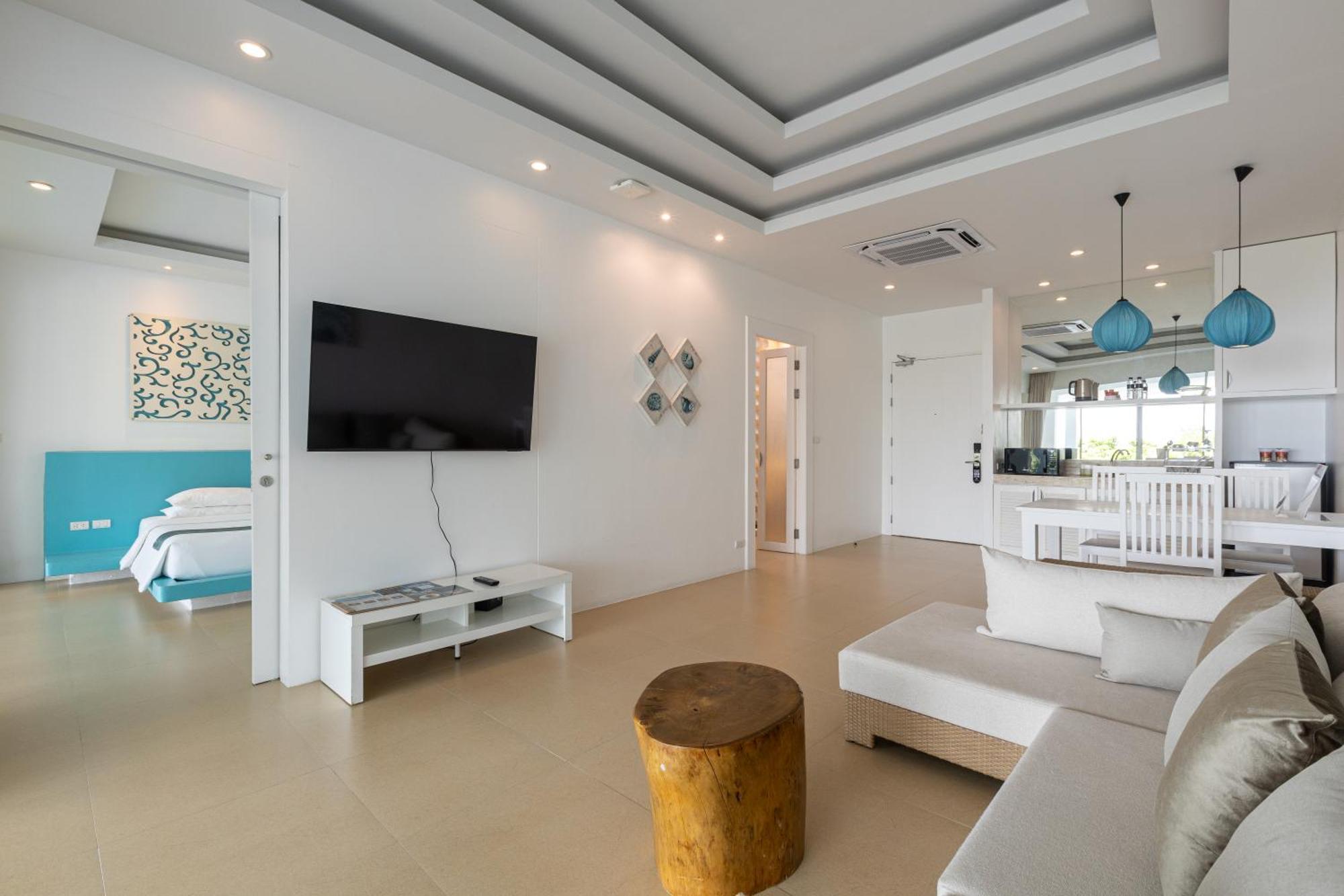 Courtyard View Pool Suite