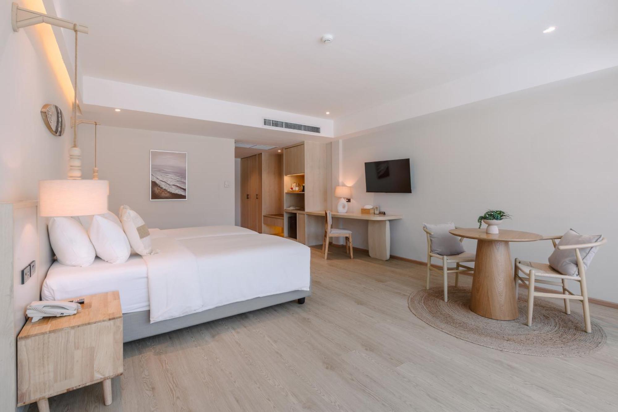 Deluxe Room Pool View Hive Wing