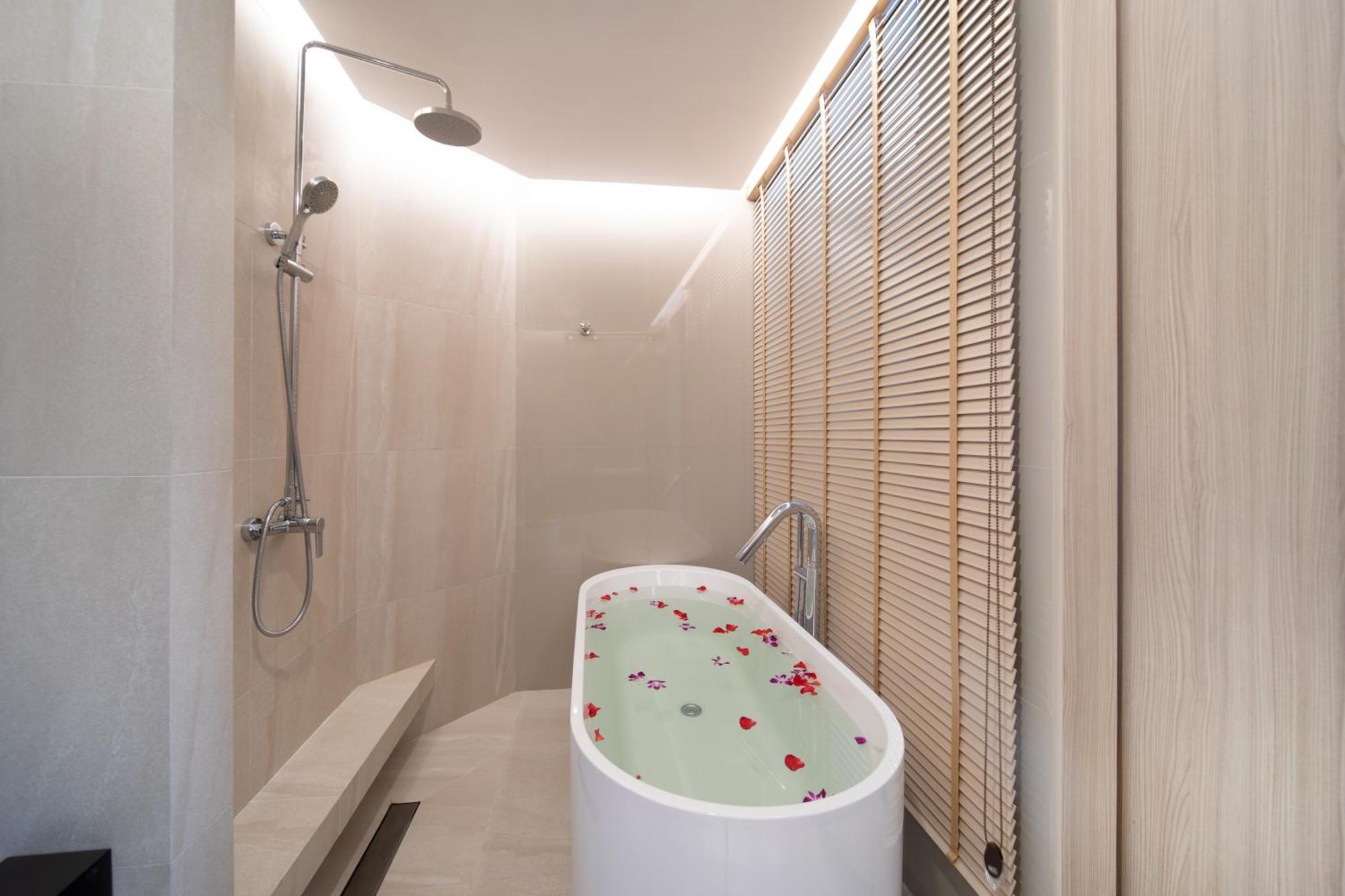 Zimmer mit Queensize-Bett und Balkon