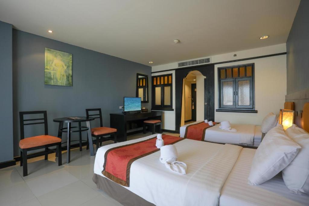 Superior King Room Pool View