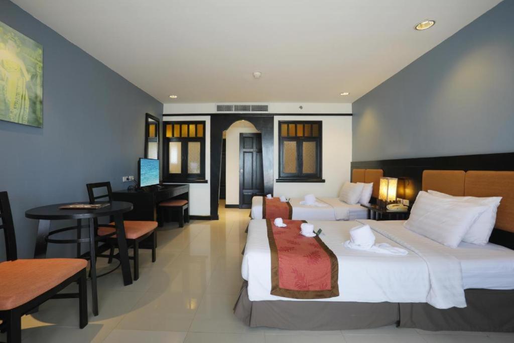 Superior King Room Pool View