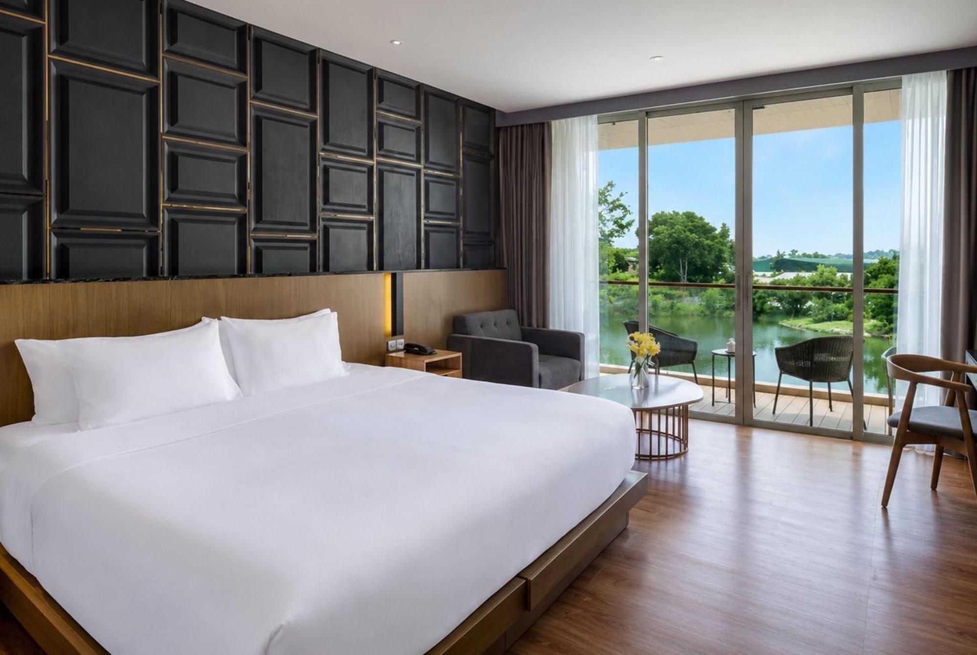 Deluxe King Room Lagoon View Non-Smoking