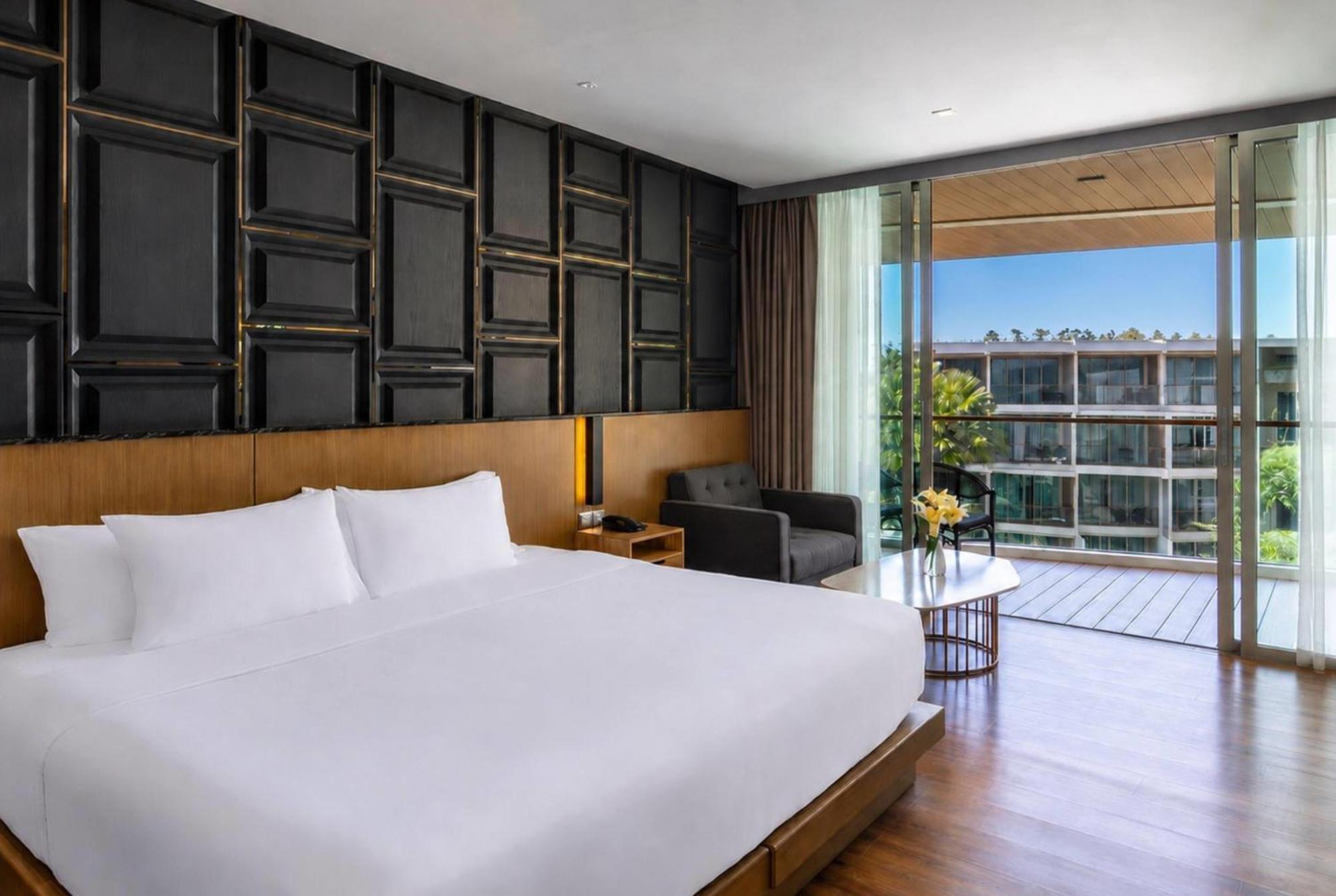 Deluxe King Room Pool View Non-Smoking