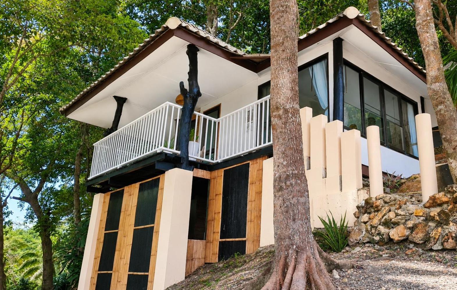 Deluxe Bungalow Partial Ocean View
