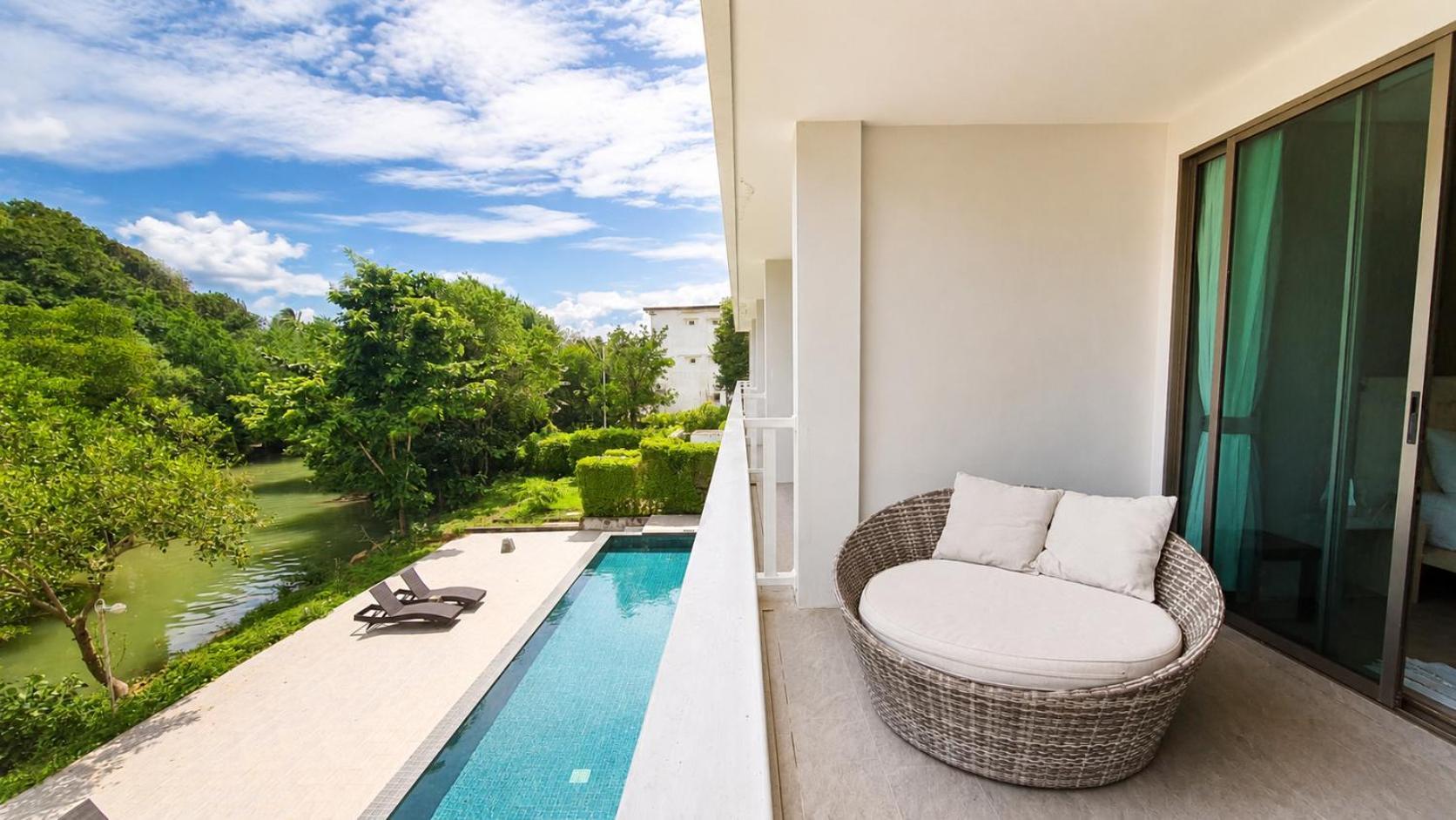 Deluxe Double Room Pool View