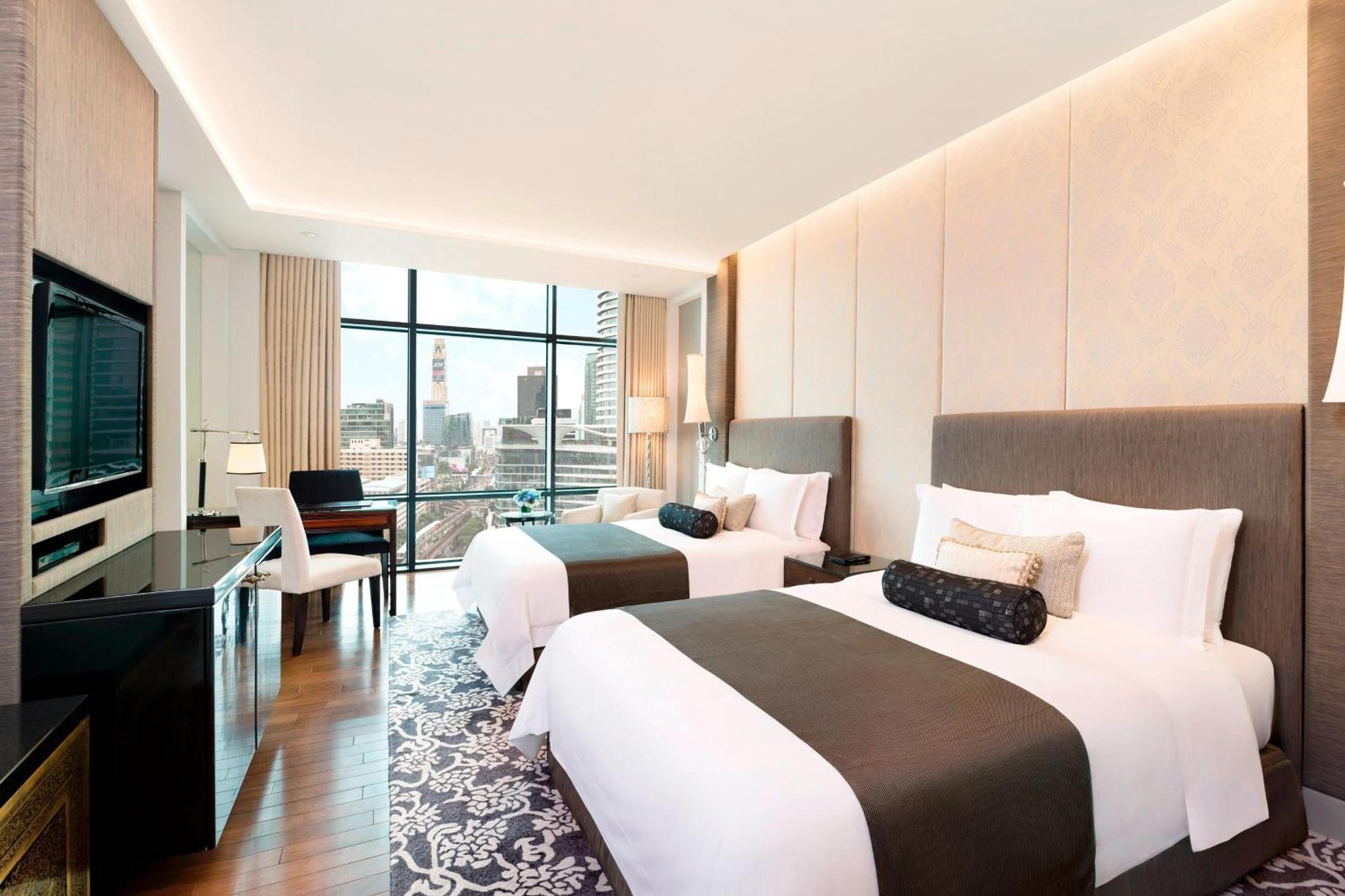 Grand Deluxe Queen Room Skyline View