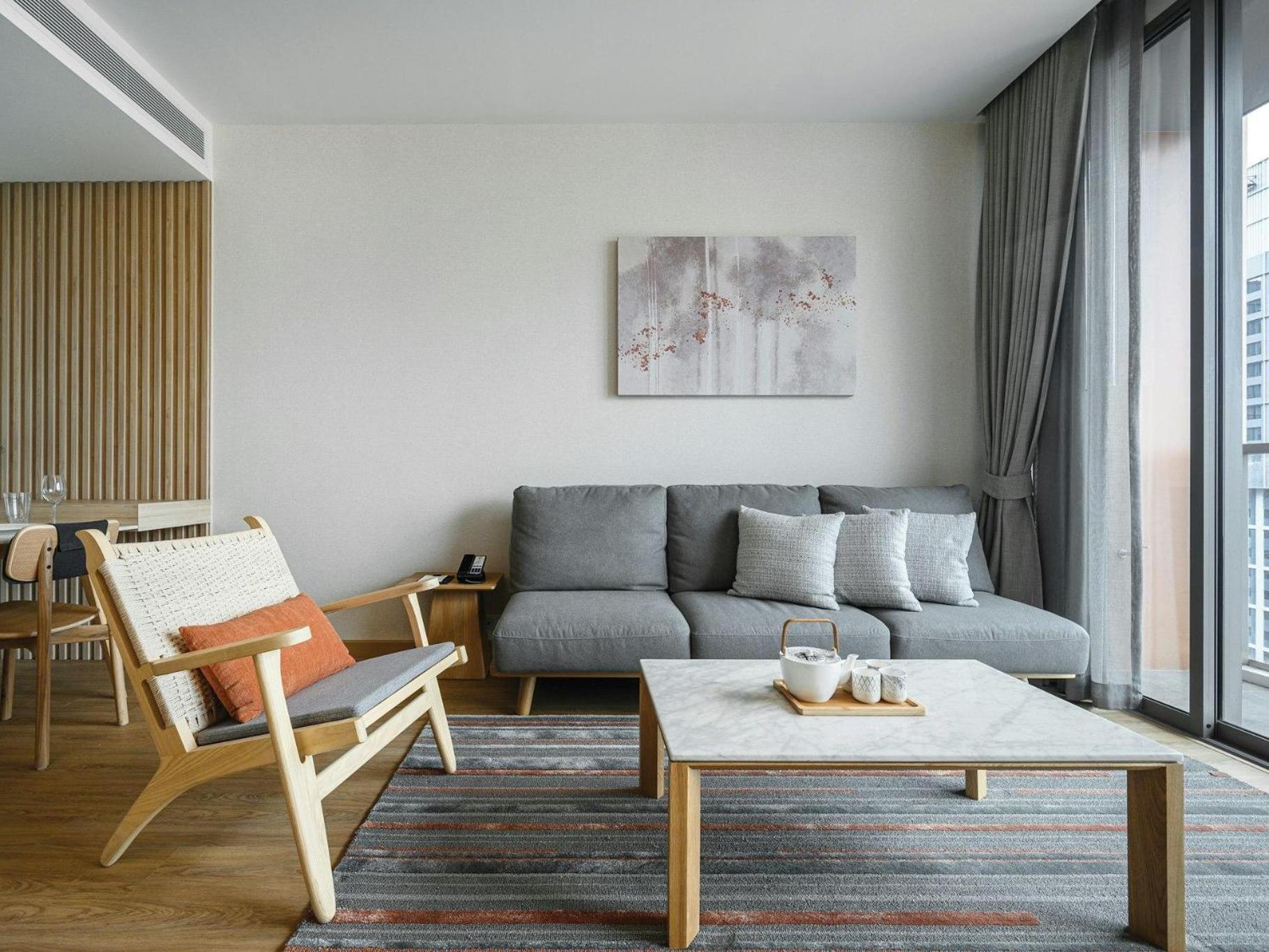 Deluxe One-Bedroom Apartment