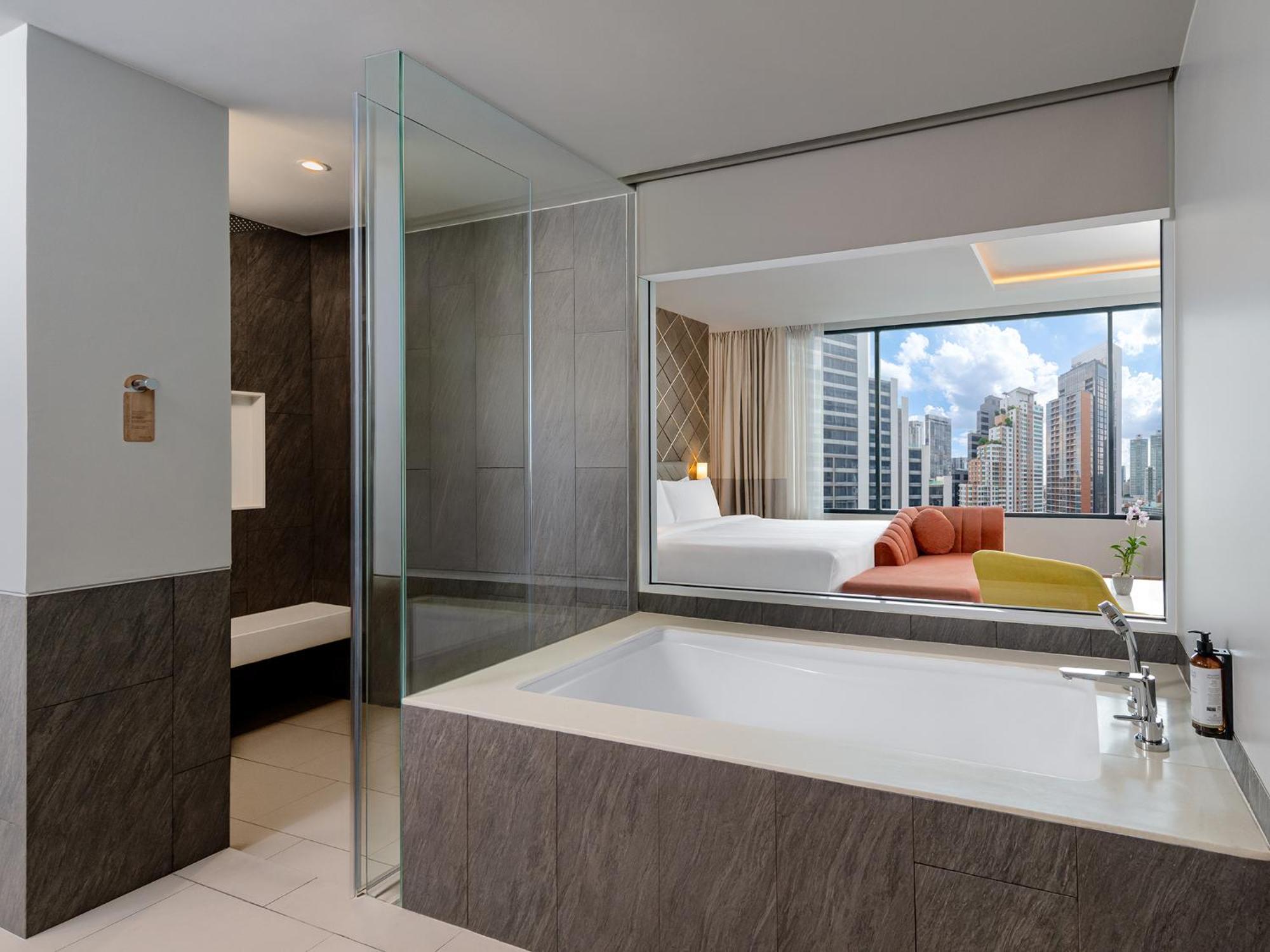 Deluxe King Suite City View