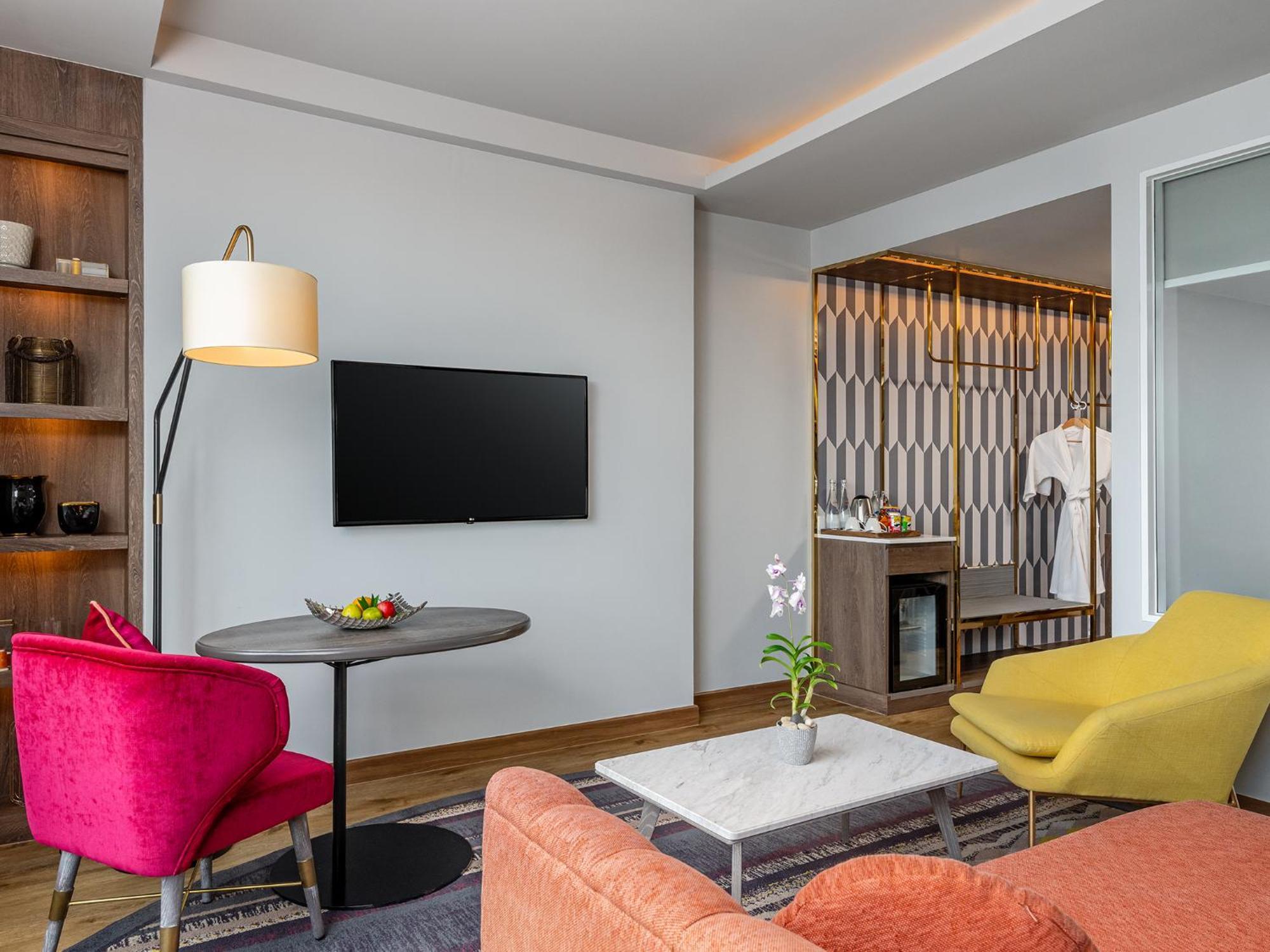 Deluxe King Suite City View