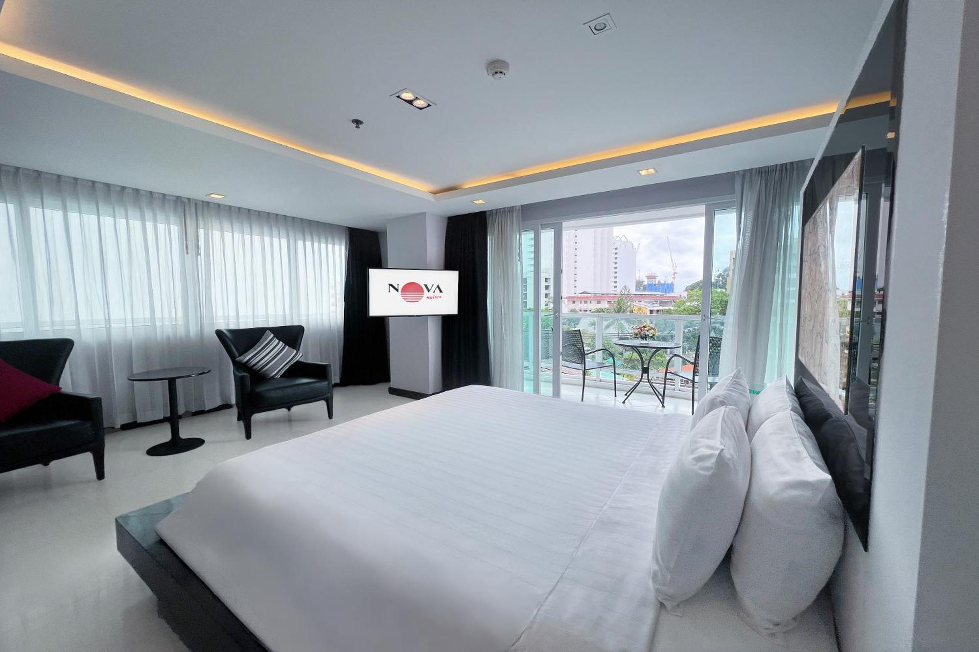One-Bedroom Deluxe Suite Large Balcony