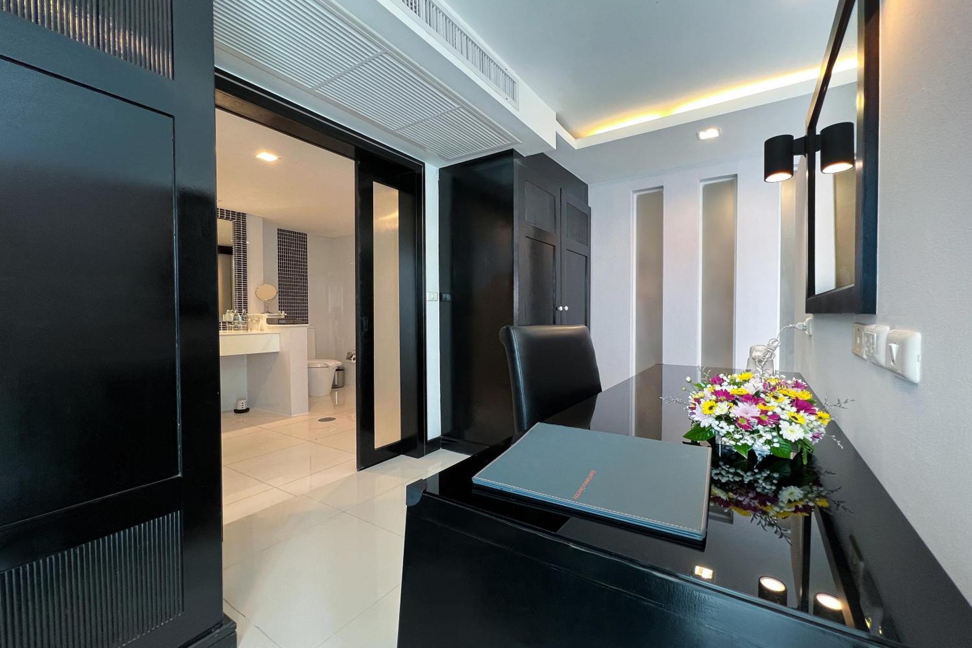 One-Bedroom Deluxe Suite Large Balcony