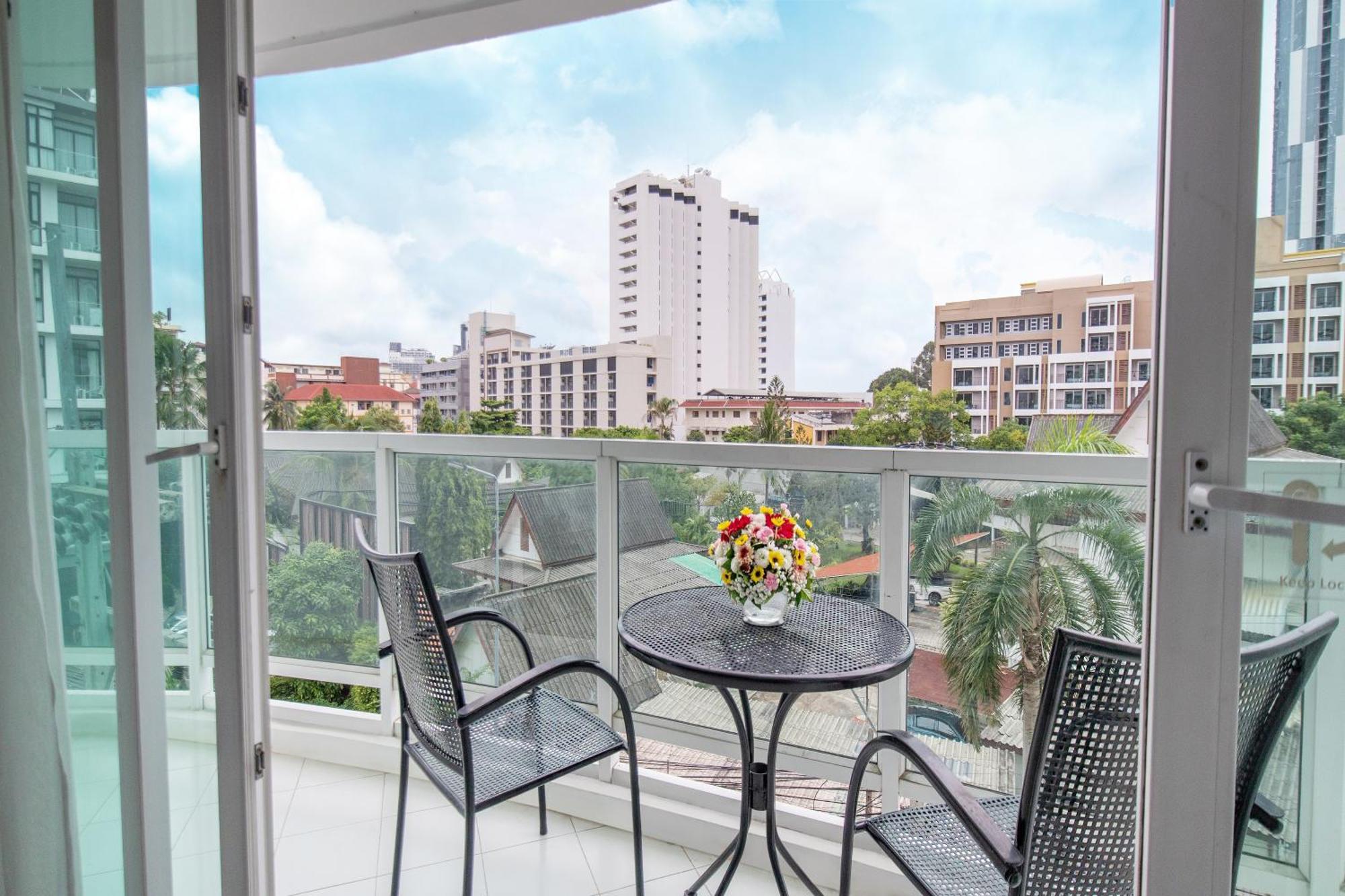 One-Bedroom Deluxe Suite Large Balcony