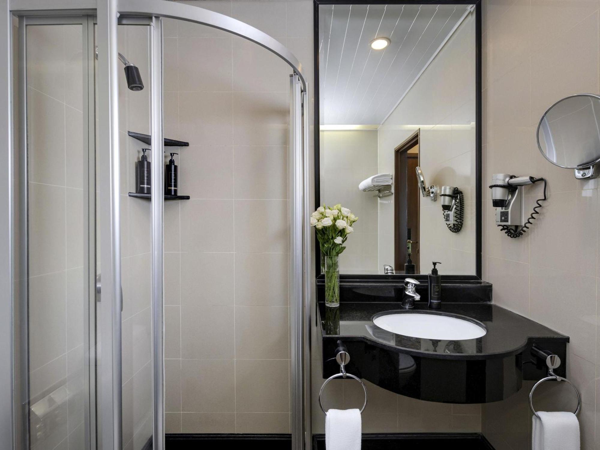 Skyline Room 1 Kingsize bed High floor on Food Soft Beverage