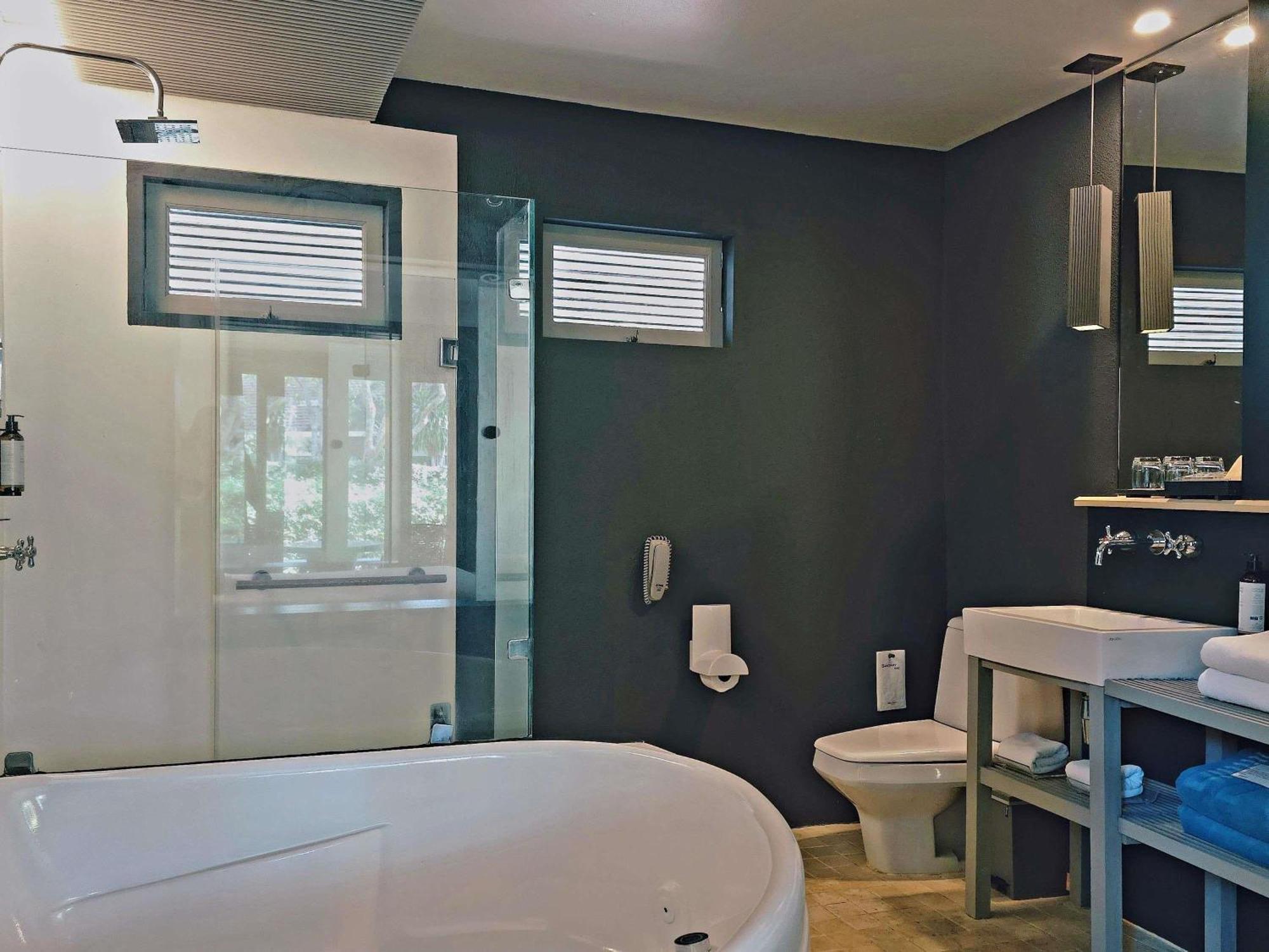Deluxe King Room Garden Side
