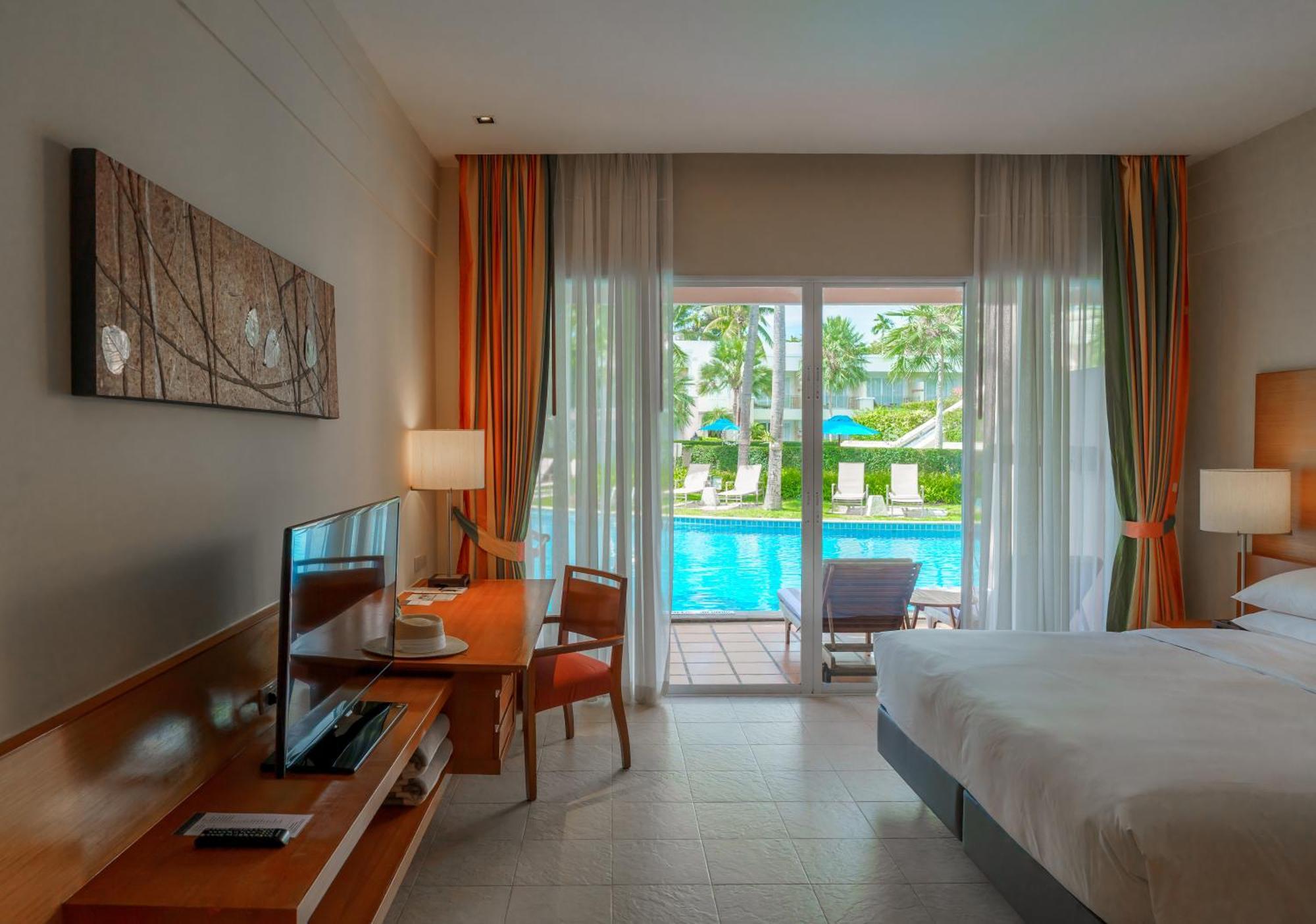 Lagoon Access Guest room 1 King Poolside view